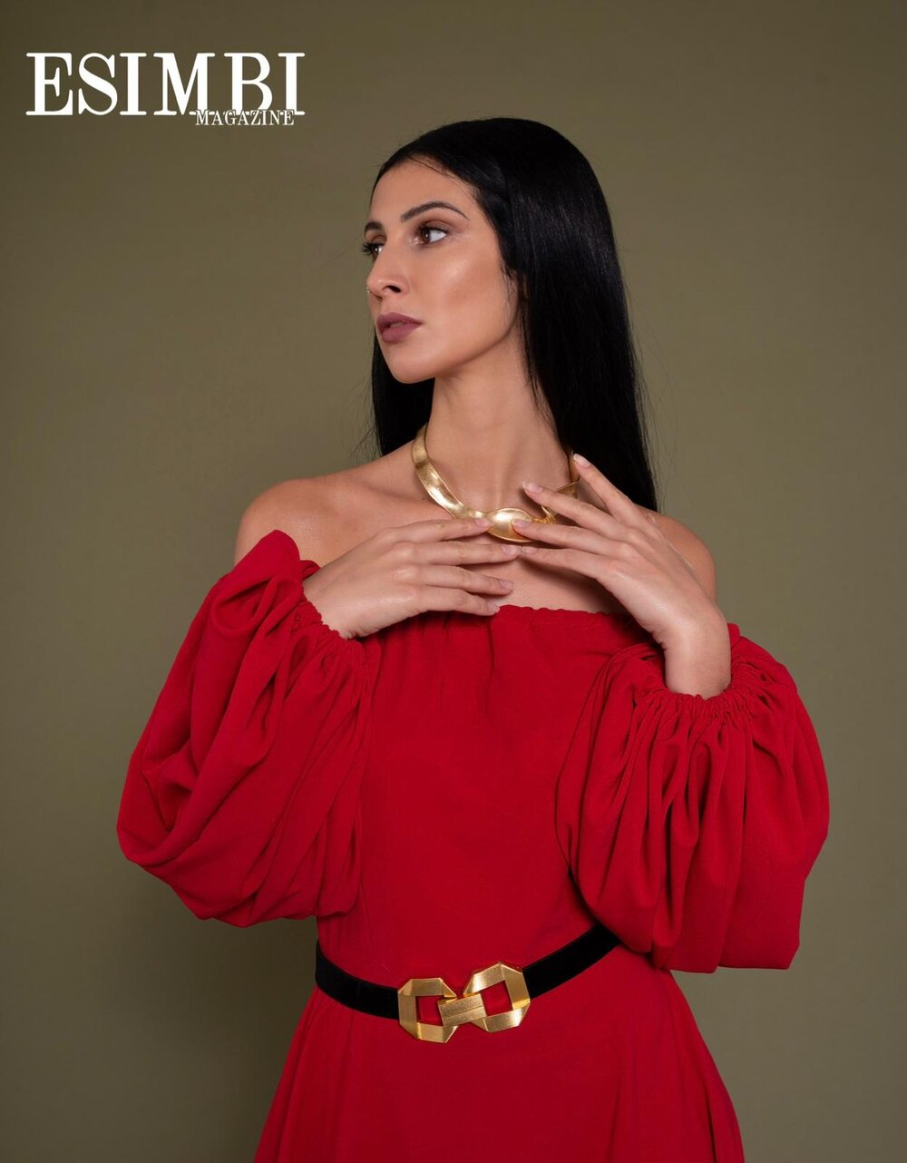 Lyna Mahyem .Robe rouge par Tina Lobondi. Ceinture et collier ras du cou par Zara.