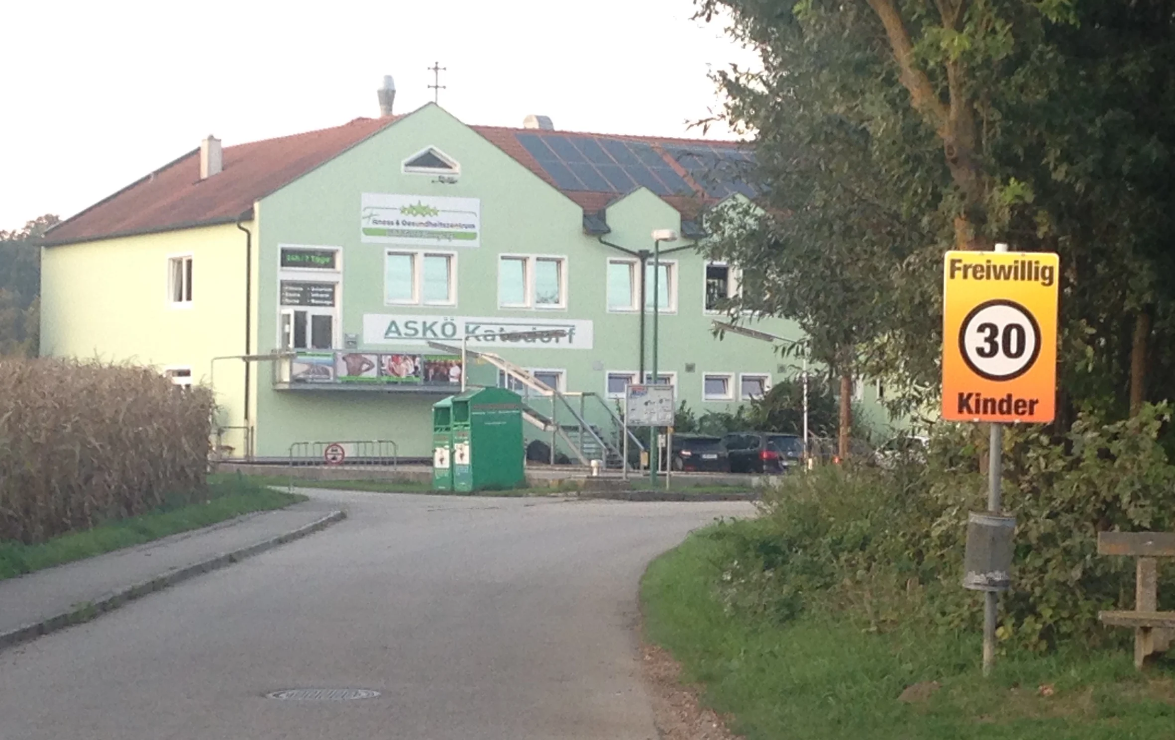 Die “Freiwillig 30”-Tafel am Weg zur ASKÖ!