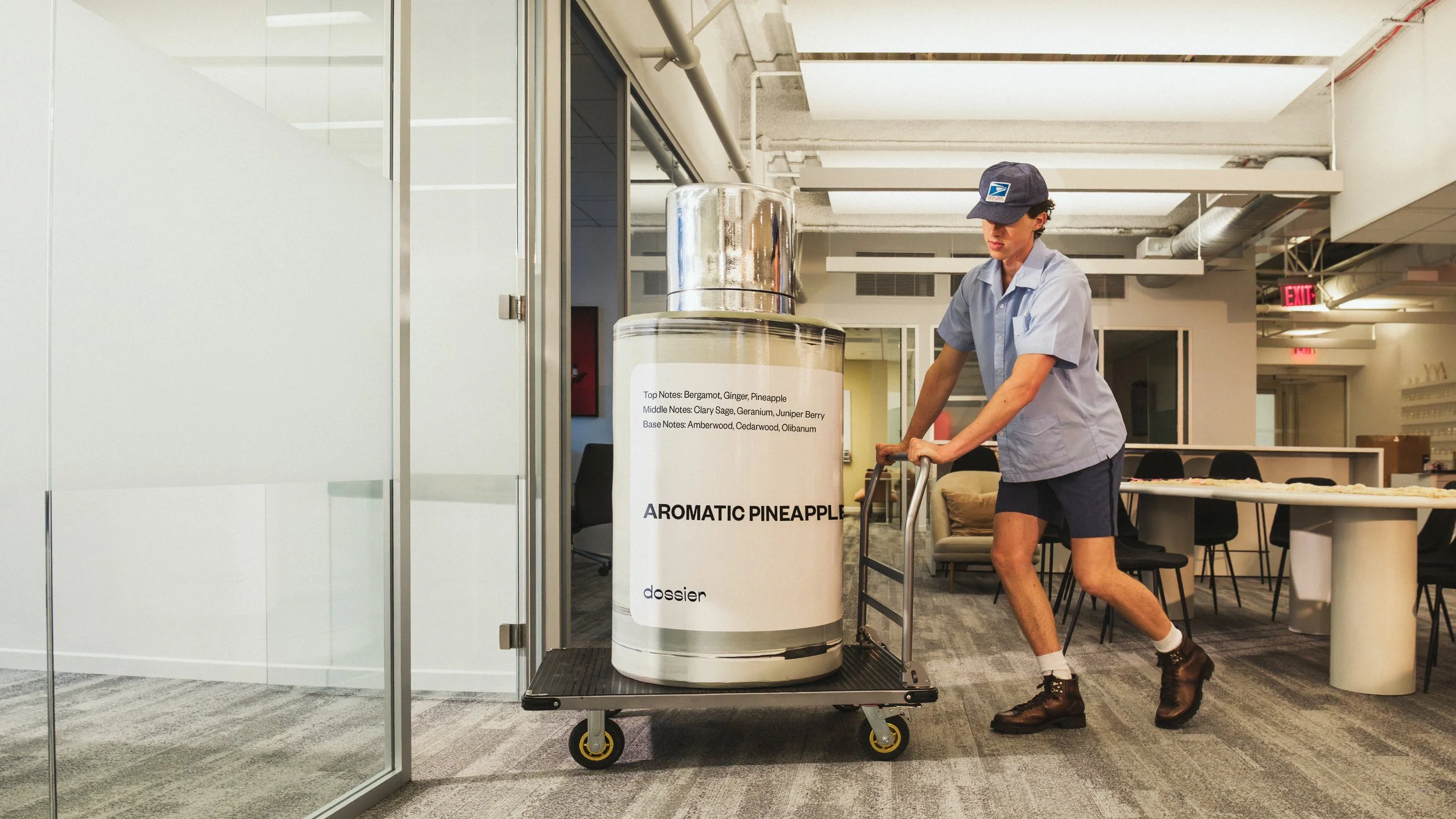 DOSSIER 100ML_Office_Photo1_16x9.jpg