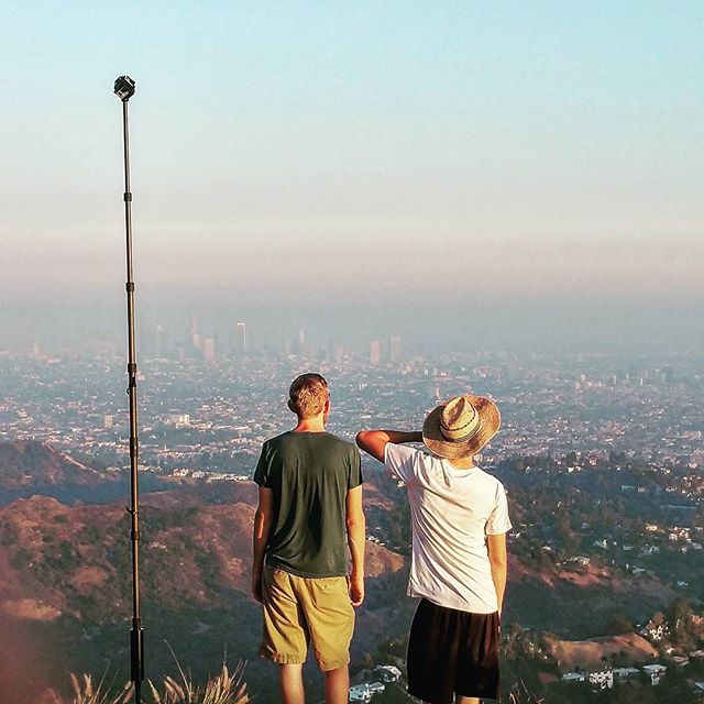 These autumn afternoons are the best! Mixing the enjoyment of California sunsets, the Hollywood Hills, and 360&deg; with @jakeingraham and @caseylillestol. &bull;
&bull;
&bull;
&bull;
&bull;
&bull;
&bull;
#virtualreality #VR #experience #travel #Expl