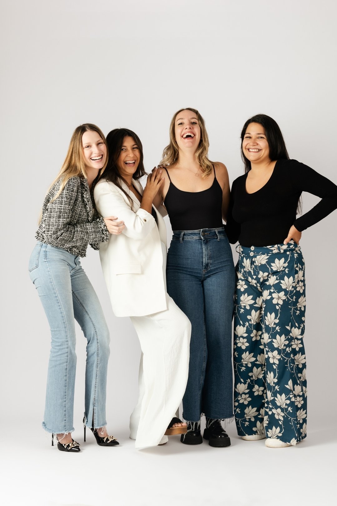 👋 &iexcl;Conoce a nuestro incre&iacute;ble equipo! 🎉 Somos una mezcla de generaci&oacute;n Z y mileniales, y estamos en una misi&oacute;n muy especial: construir comunidades leales y aut&eacute;nticas. 🌈💖

Entendemos a las comunidades porque somo