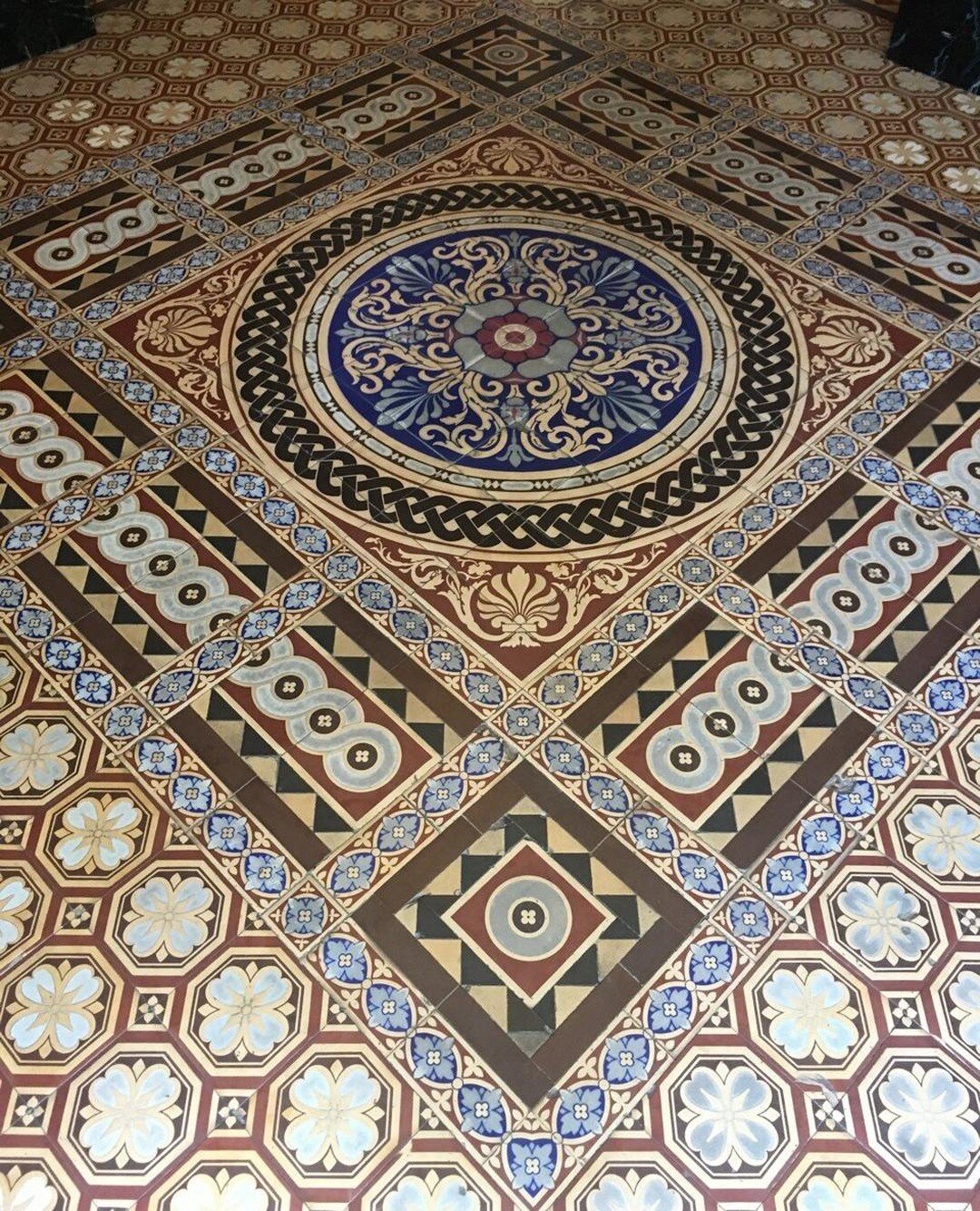 A snapshot of some beautiful tiles as seen on the floor of a Charleston mansion. #geometric patterns #colorcombination #charleston #inspiration #craftmanship #oldyetmodern #chic⠀﻿
.⠀﻿
#amathea #sophieharrison #interior #interiordesign #interiordecora
