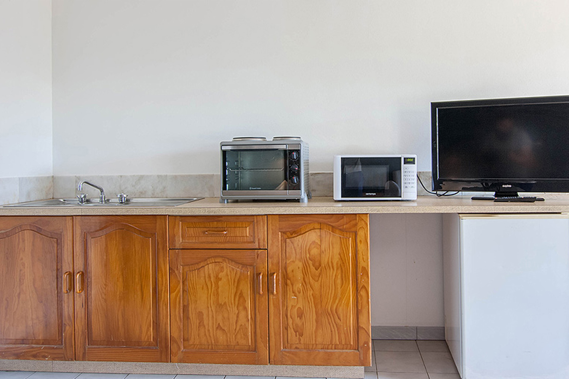 Motel Nomad Family Studio kitchen.jpg