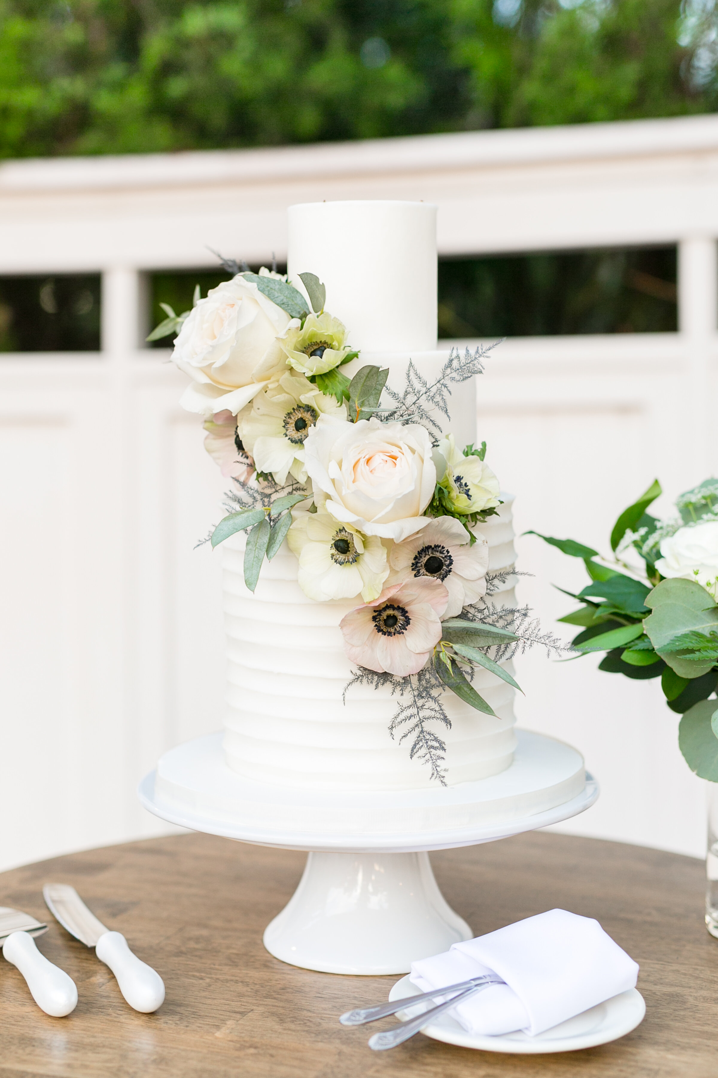 Bluegrass Chic - Black and White Cake floral with  Anemones