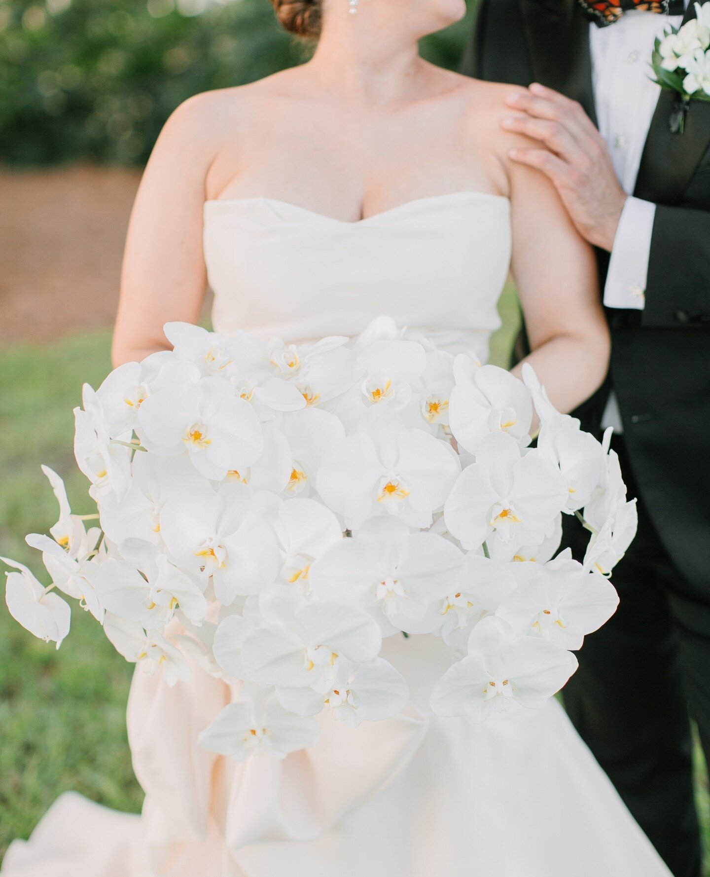 Do You Love Orchids?✨⁠
⁠
We do! White Phalaenopsis Orchids make for the perfect timeless modern design! Swipe to see orchids in action!⁠
⁠
Double tap and comment to show your love!⁠
-⁠
-⁠
-⁠
⁠
⁠
#orlandowedding #orlandoflorist #orlandoweddingflowers 
