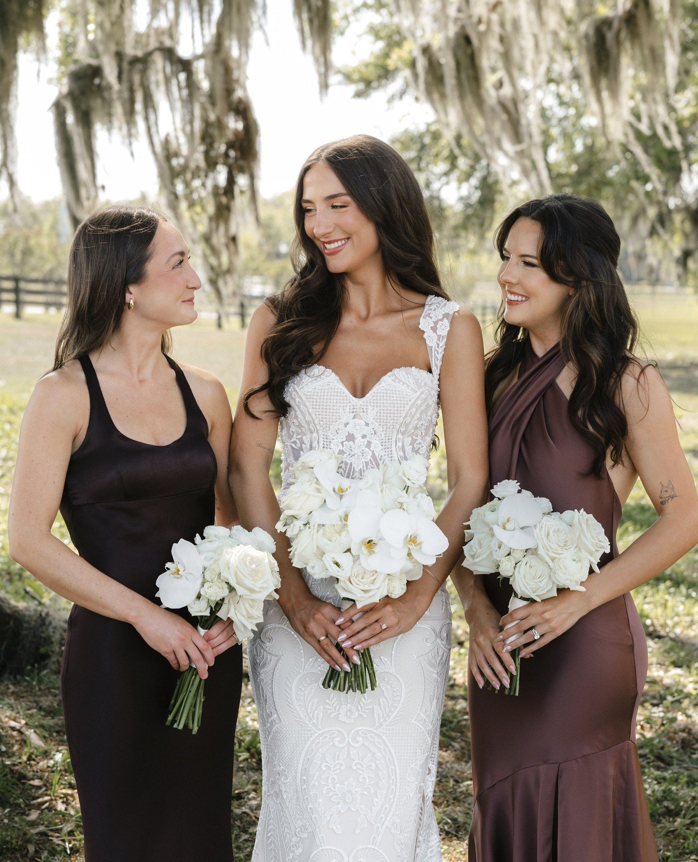 3.15.25🤍 Swipe to see these gorgeous portraits!⁠
⁠
Modern all white florals were totally the vibes for this dreamy modern day! And we are living for the small bouquets - so cute!⁠
-⁠
-⁠
#weddingflowers #weddingflorist #orlandowedding #orlandoflorist