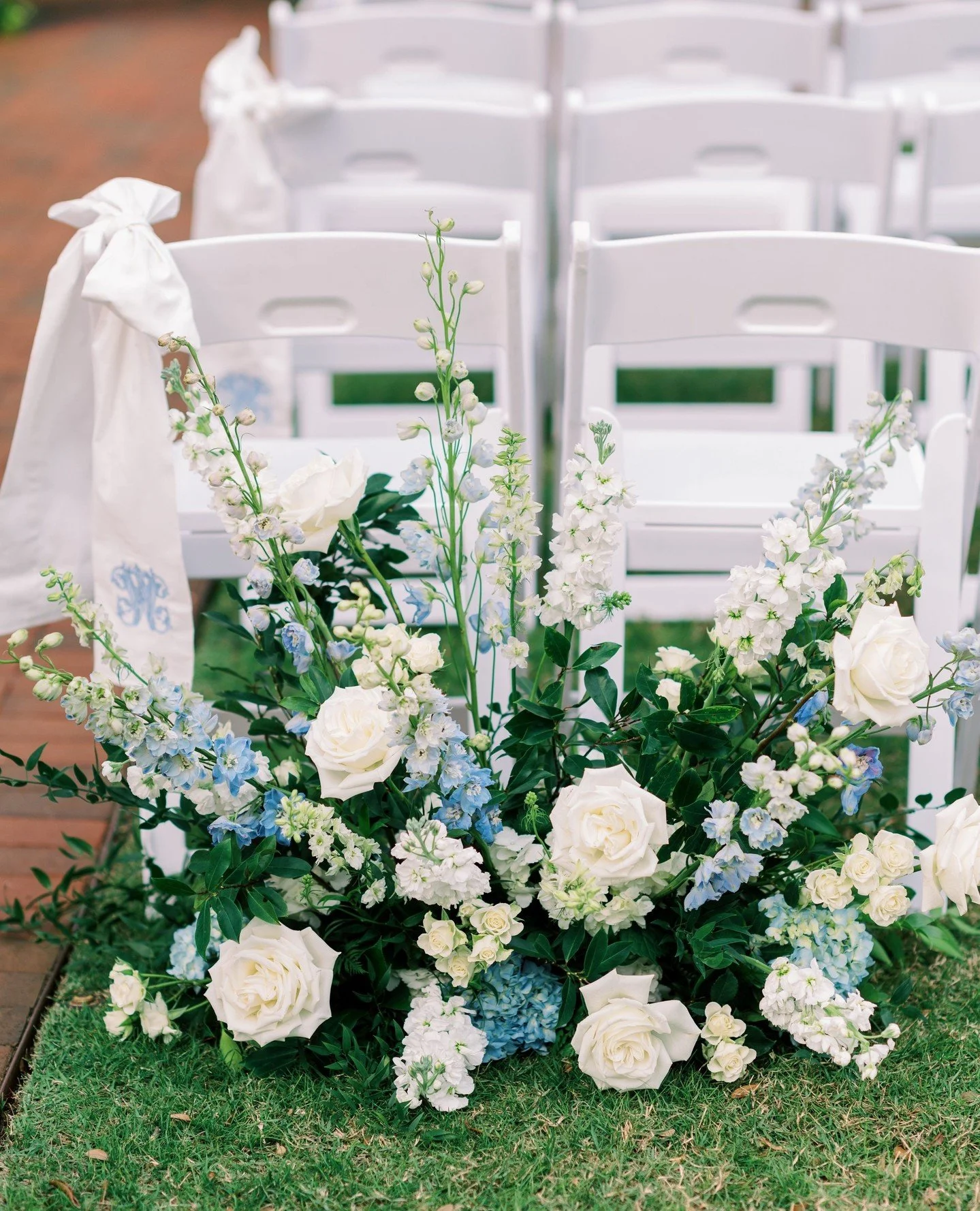 ceremony details🌿 @adamsestate ceremonies are always such a dream! ⁠
⁠
For this day we designed a lush Deconstructed Arch + elegant Ground Gardens for the Start of the Aisle! Perfect for this stunning green backdrop! ⁠
⁠
Are you looking for a ceremo