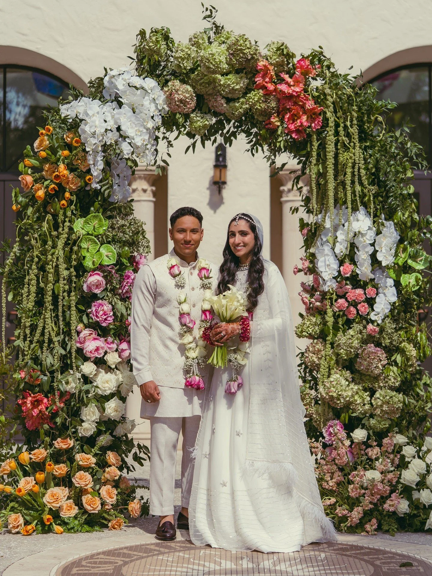 love is in the air!🌸🌿 Swipe to see this stunning arch at @alfondinnweddings 
We love creating unique designs for each of our clients! Let's chat today about your one of a kind floral designs! Click the link in our bio to schedule a meeting🫶🏻