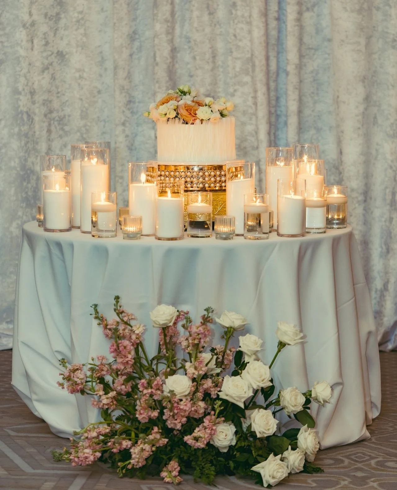swipe to see this stunning reception🫶🏻
Romantic candlelight, elegant blooms, and a dramatic backdrop - just dreamy! Double tap and comment to show your love!!
-
-
#weddingflowers #weddingflorist #orlandowedding #orlandoflorist #luxurywedding