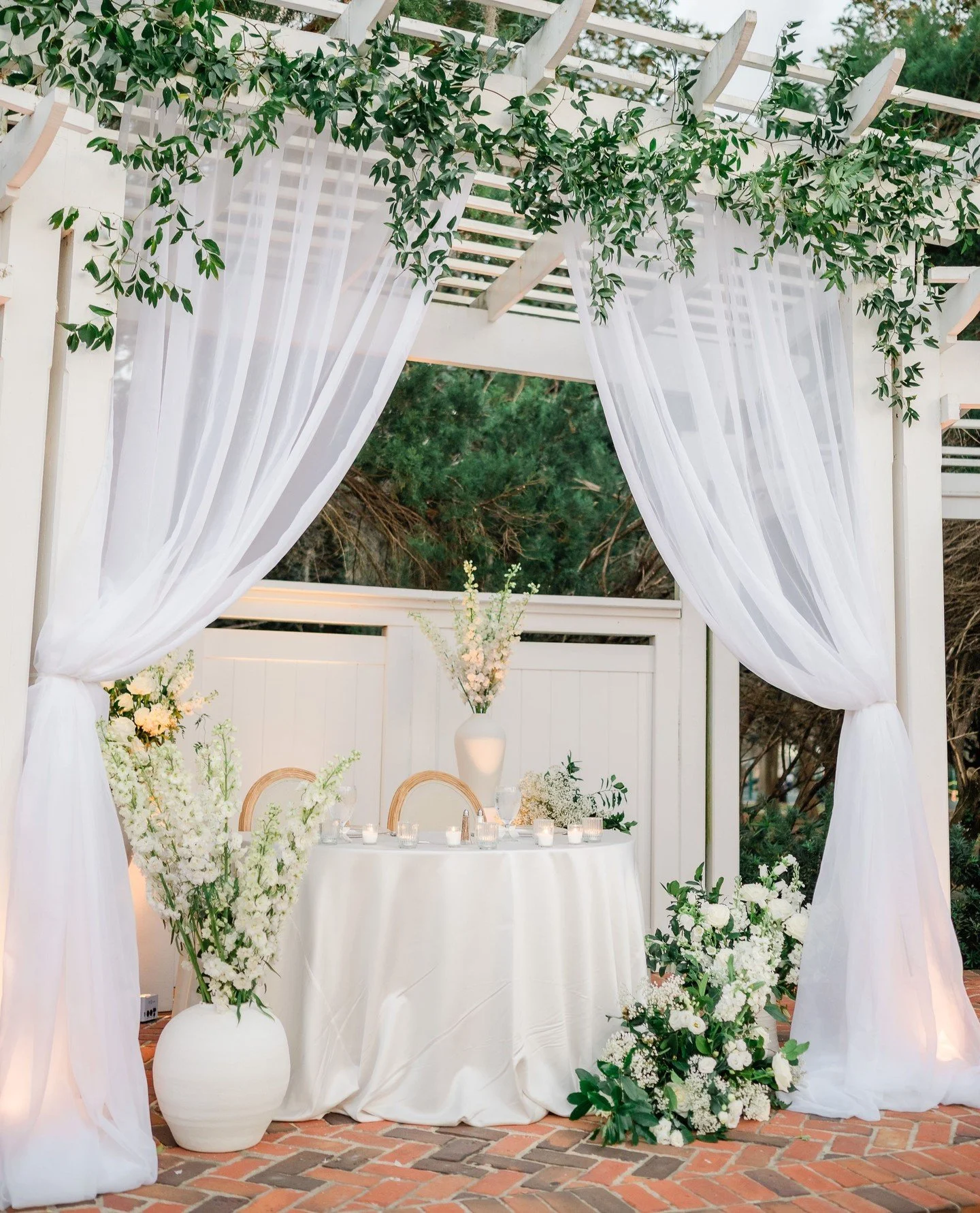 the dreamiest reception✨️ @cypressgroveestatehouse always has the prettiest views!⁠
⁠
Double tap and comment to show your love!⁠
-⁠
-⁠
#weddingflowers #weddingflorist #orlandowedding #orlandoflorist #luxurywedding #cypressgroveestatehouse