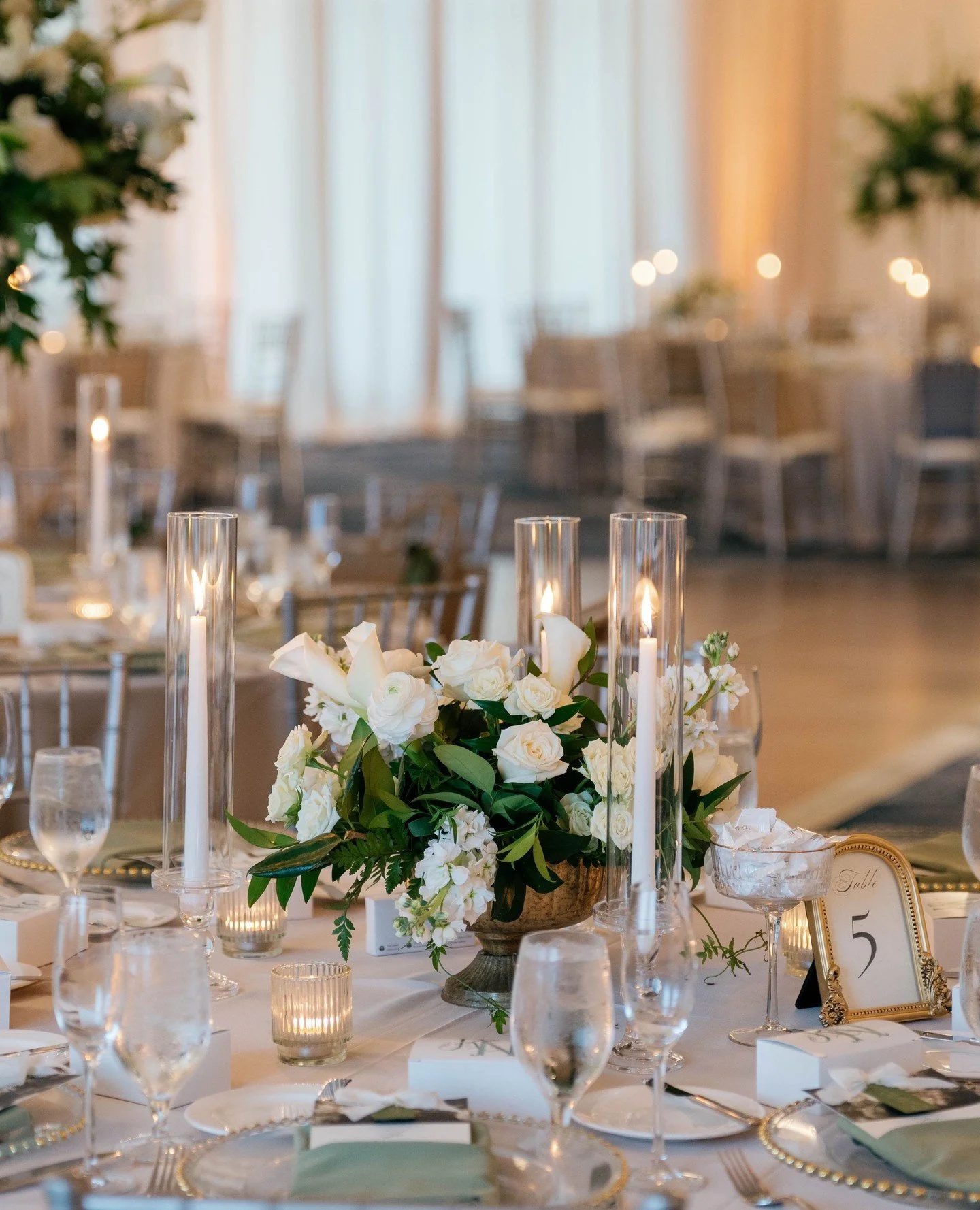 reception details🌿✨️ @bellacollinaweddings ballroom is simply magical!⁠
⁠
Swipe to check out this stunning timeless ballroom reception! We are in love!⁠
⁠
(Gorgeous ballroom drape by @fyperflyproductions )⁠
-⁠
-⁠
#weddingflowers #weddingflorist #orl