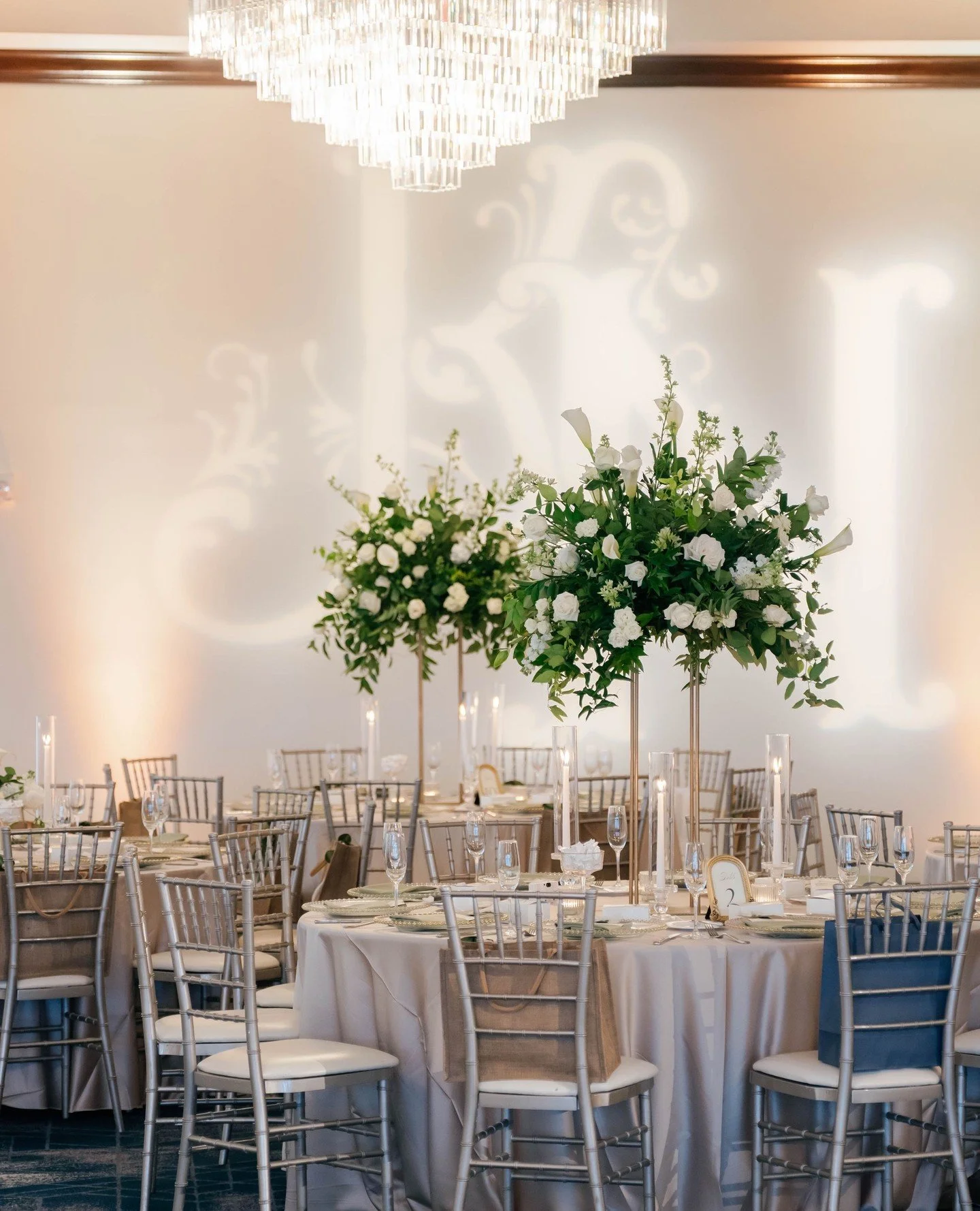 timeless elegance🕊️ For Katherine + Nick's big day, we leaned into a manicured but organic garden style! ⁠
⁠
Lots of fresh greenery with crisp white floral - highlighting one of the Bride's favorites - Calla Lilies!⁠
⁠
Are you looking for a timeless