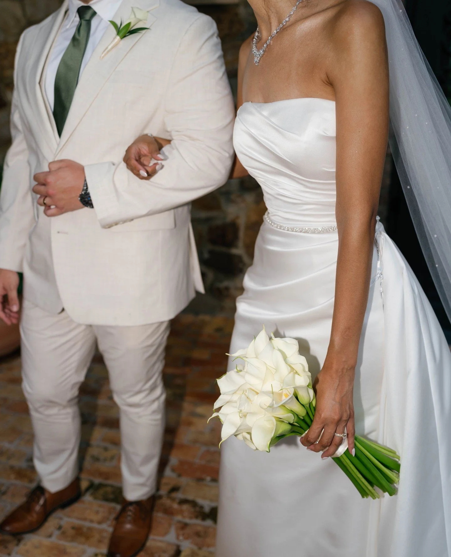 8.30.35🌿✨️ Swipe to see these stunning portraits from this beautiful wedding day at @bellacollinaweddings ⁠
⁠
Calla Lilies never disappoint!😍⁠
-⁠
-⁠
#weddingflowers #weddingflorist #orlandowedding #orlandoflorist #luxurywedding #bellacollina #bella