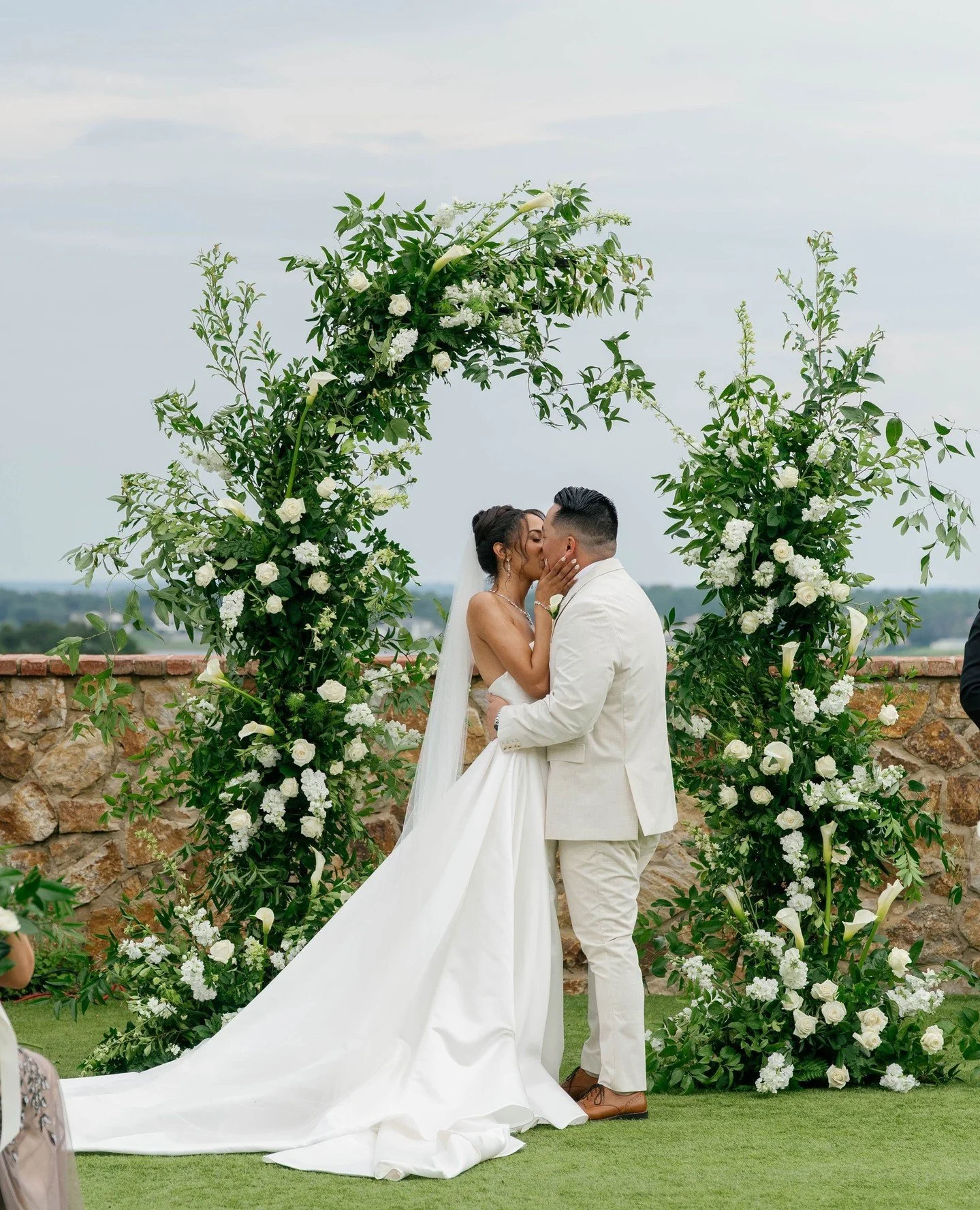 say I DO - to this organic deconstructed arch🌿🕊️⁠
⁠
We are completely obsessed with this organic and airy look on the @bellacollinaweddings lawn! And we love the overlook view - so stunning!!⁠
⁠
Double tap and comment to show your love!⁠
-⁠
-⁠
#wed