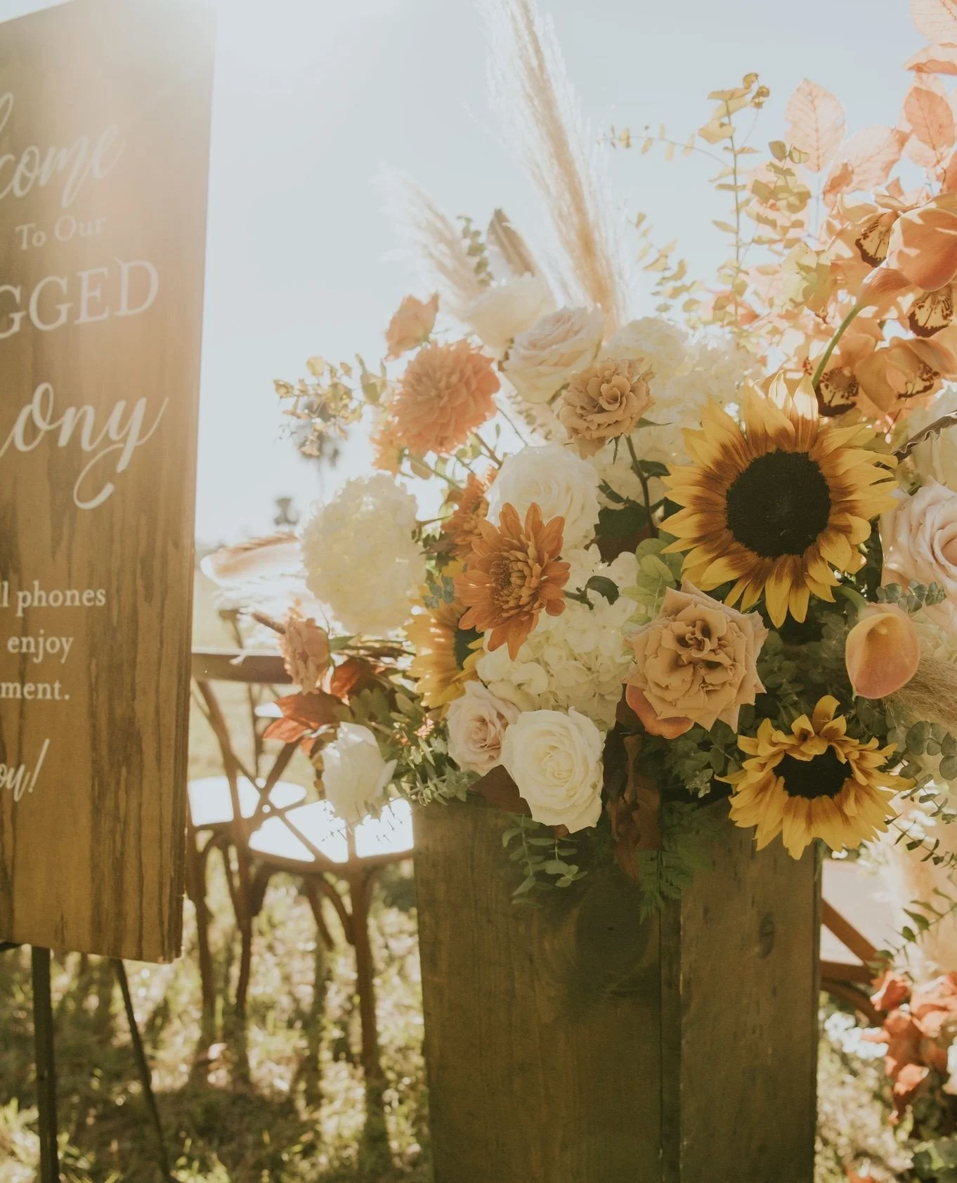 an autumn ceremony🌻🍂 Swipe to see this warm romantic ceremony with  tons of fall boho vibes!⁠
⁠
Are you looking for a fall-inspired look for 2026? Let's chat!⁠
-⁠
-⁠
#weddingflowers #weddingflorist #orlandowedding #orlandoflorist #luxurywedding #fa