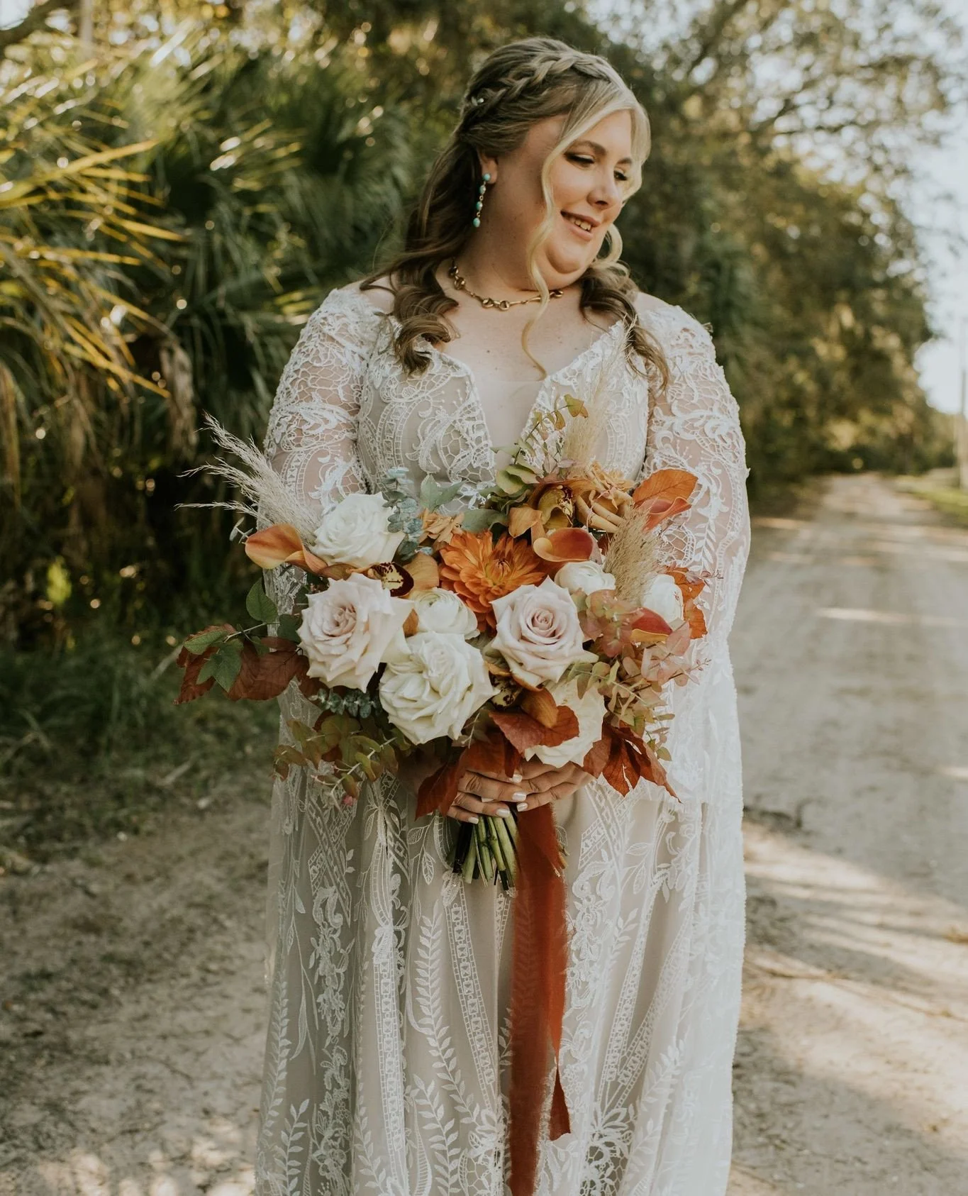 fall bouquet perfection!🍂🍁 orange tones are always enchanting!⁠
⁠
Are you looking for beautiful fall-inspired bouquets like these? Click the link in our bio to chat about your vision!⁠
-⁠
-⁠
#weddingflowers #weddingflorist #orlandowedding #orlandof