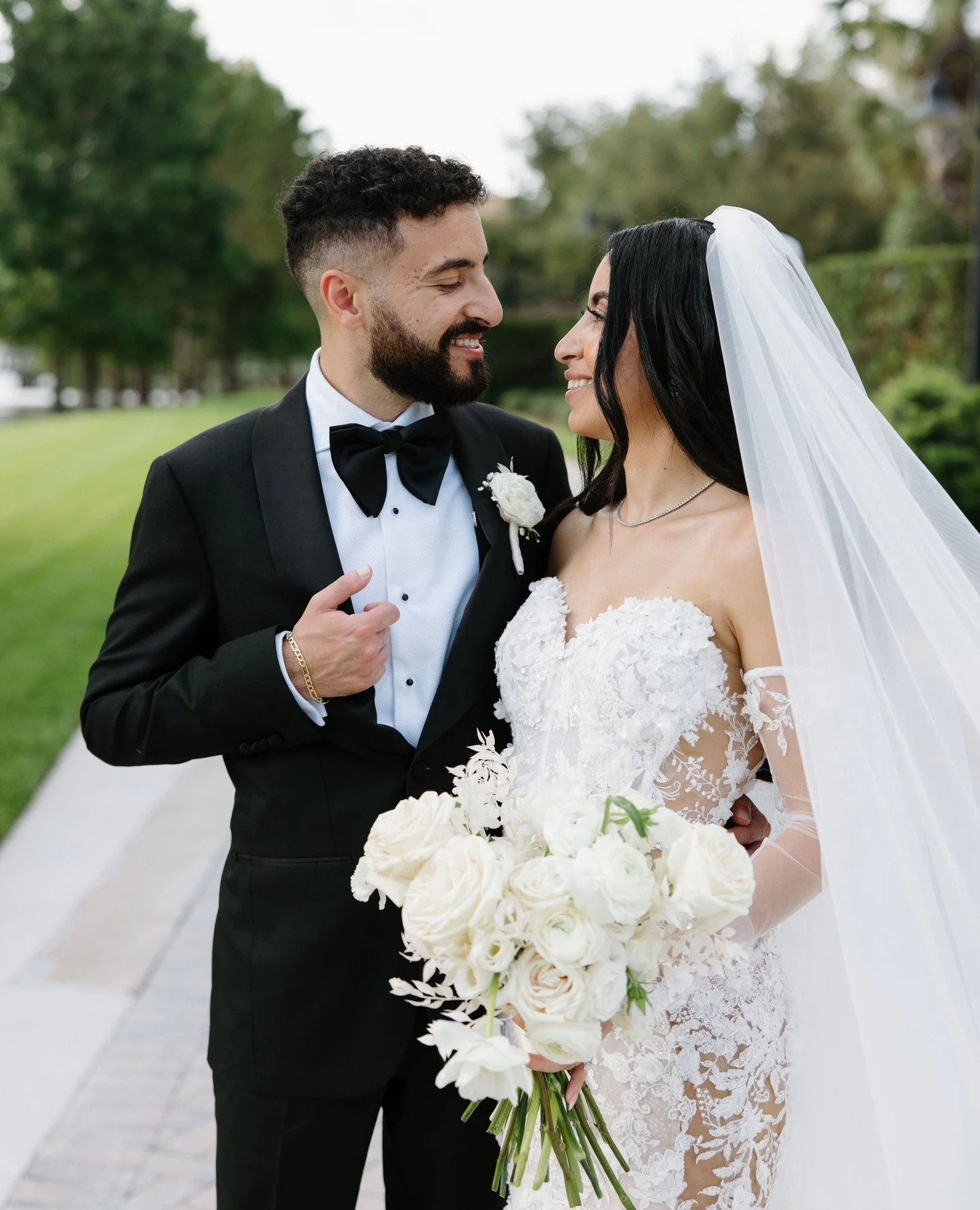 sweet moments🕊️ These timeless elegant vibes are everything!⁠
⁠
Are you looking for a beautiful bouquet like this? Let's chat and bring your vision to life!⁠
-⁠
-⁠
#weddingflowers #weddingflorist #orlandowedding #orlandoflorist #luxurywedding #signi