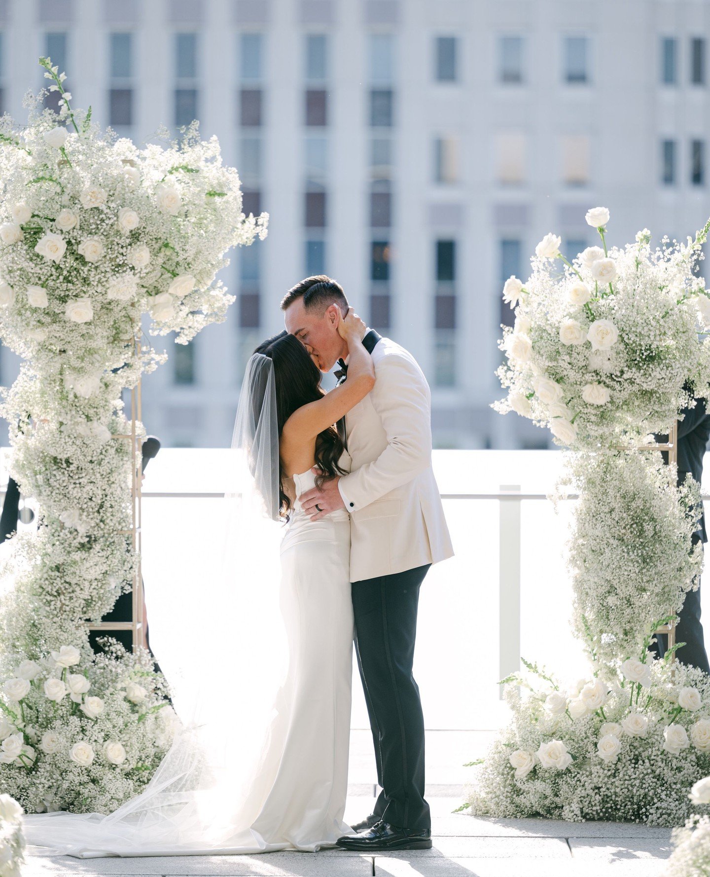 a rooftop ceremony🕊️🤍 Swipe to see this stunning ceremony with the downtown Orlando as the backdrop!⁠
⁠
We are loving this modern romantic take on an arch! Double tap and comment to show your love!⁠
-⁠
-⁠
#weddingflowers #weddingflorist #orlandowed