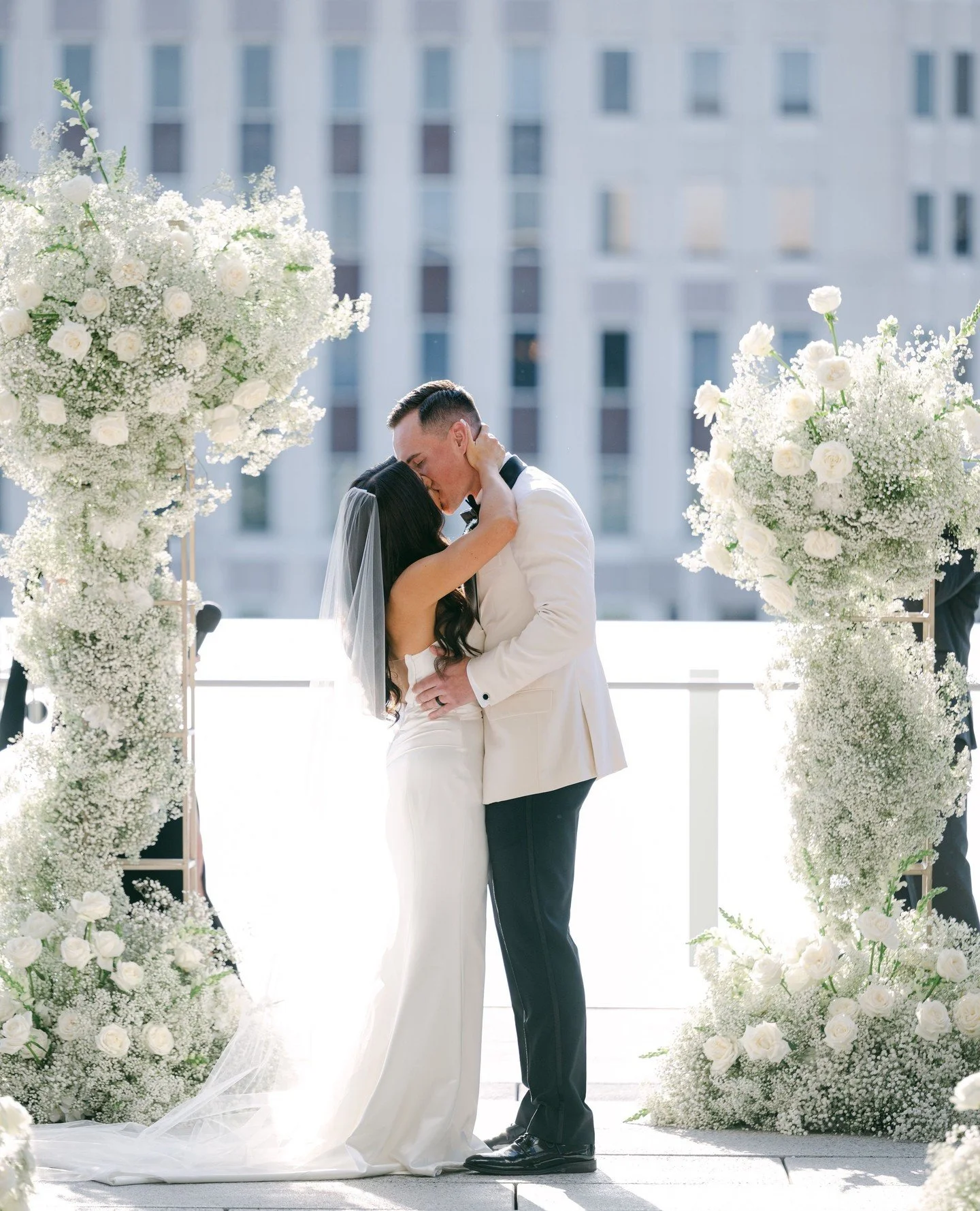 a rooftop ceremony🕊️🤍 Swipe to see this stunning ceremony with the downtown Orlando as the backdrop!⁠
⁠
We are loving this modern romantic take on an arch! Double tap and comment to show your love!⁠
-⁠
-⁠
#weddingflowers #weddingflorist #orlandowed