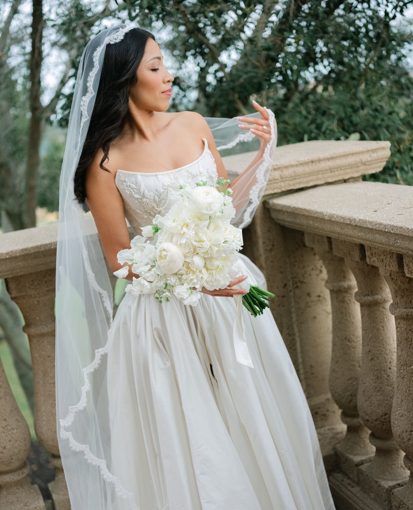 wedding day elegance at its finest🕊️ Swipe to see these stunning blooms that perfectly matched the bride and groom!⁠
⁠
Double tap and comment to show your love!⁠
-⁠
-⁠
#weddingflowers #weddingflorist #orlandowedding #orlandoflorist #luxurywedding #b