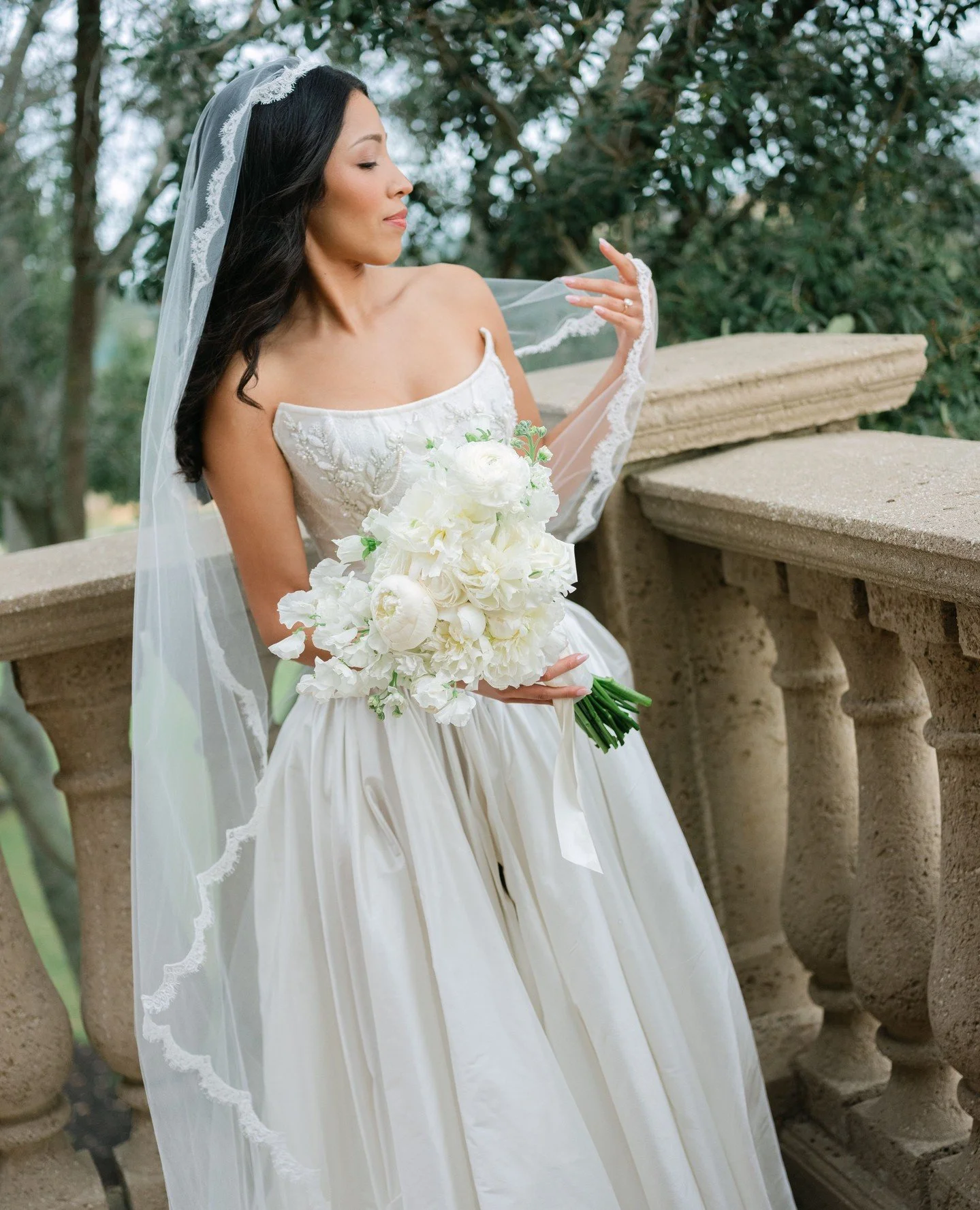 wedding day elegance at its finest🕊️ Swipe to see these stunning blooms that perfectly matched the bride and groom!⁠
⁠
Double tap and comment to show your love!⁠
-⁠
-⁠
#weddingflowers #weddingflorist #orlandowedding #orlandoflorist #luxurywedding #b