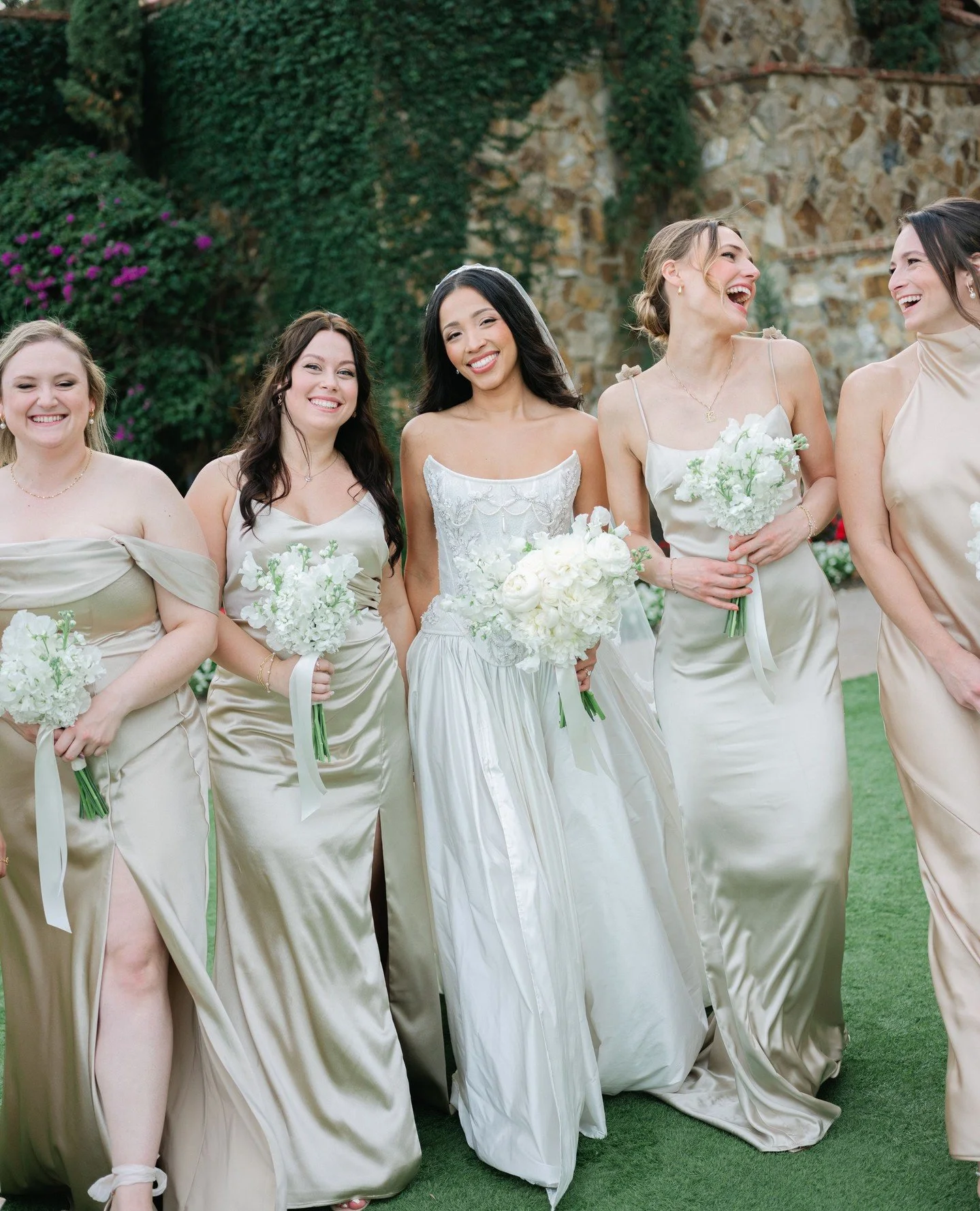 classic, timeless, and oh so fun!🤍 ⁠
⁠
These sweet bridesmaids bouquets were all white stock - how beautiful and elegant!? We are in love with this fun look!⁠
-⁠
-⁠
#weddingflowers #weddingflorist #orlandowedding #orlandoflorist #luxurywedding #bell