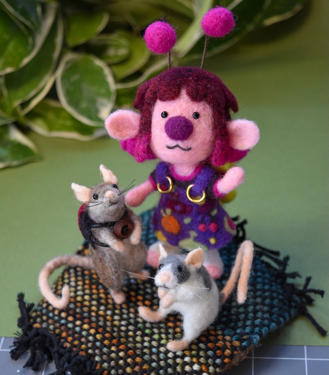 I had the pleasure of felting a special commission for @bignosebug featuring Bug, an APOPO HeroRAT and a dumbo-eared fancy rat.
All 3 have full armatures and are poseable&mdash;Bug has magnets in her feet that attach to magnets under the mat (which I