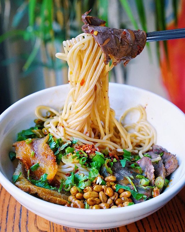 @yuannoodle is cooking up some excellent Guanxi rice noodle dishes, perfect comfort food for this early winter weather. Hard to choose a favorite dish but this was up there: Classic dry guilin mi fen with beef shank, Chinese bacon🤤🥓pickled long bea