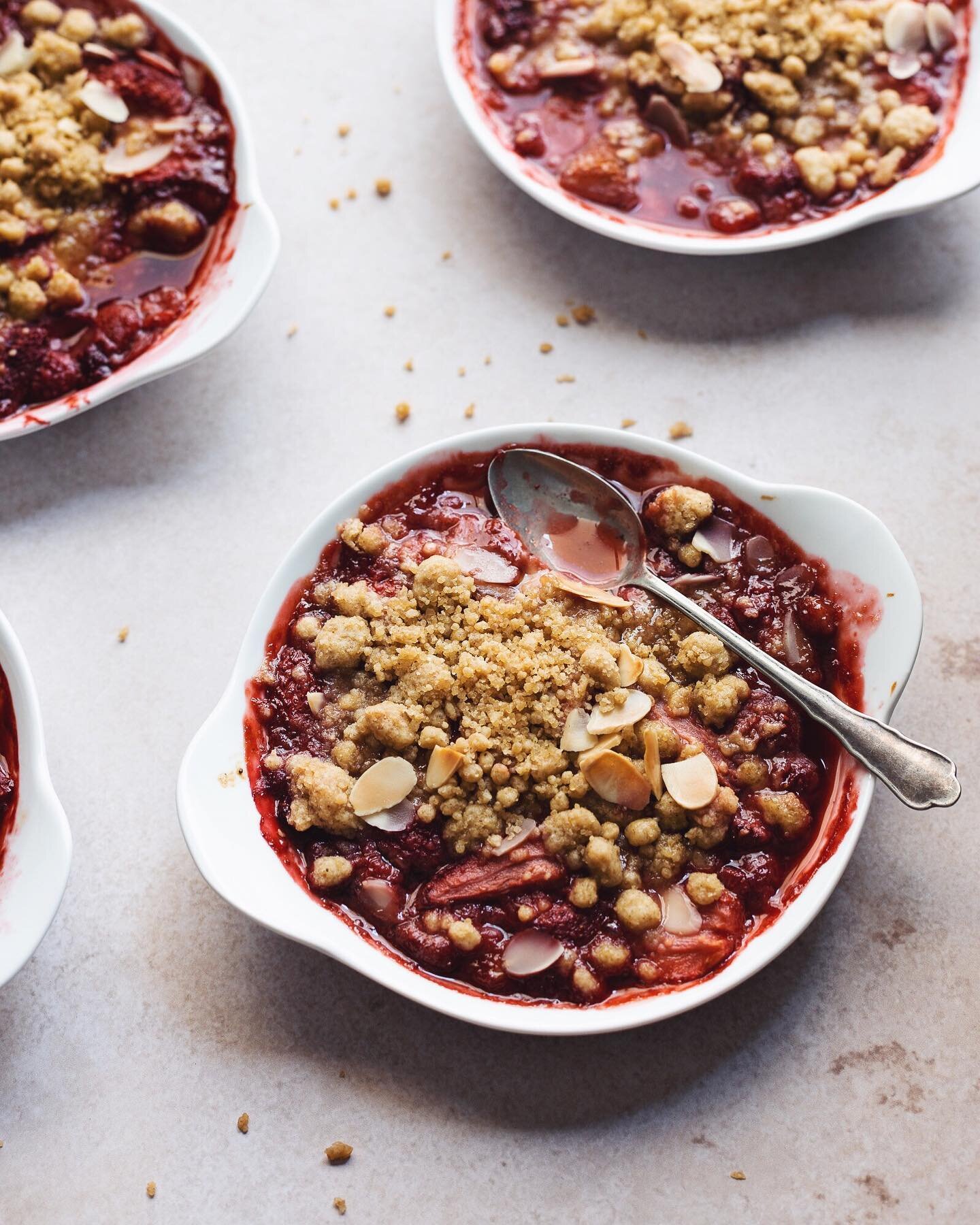 Jammy berries with a crunchy spiced topping is my kinda breakfast!
This easy, summery crumble with olive oil and spelt topping is up on the blog. Link in my bio!&hearts;️
.
.
.
.
#thebakefeed #berries #raspberries #strawberries #f52grams #howissummer