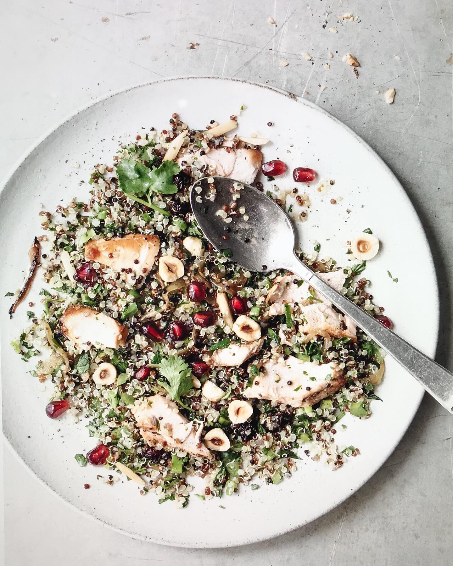 This is my go-to quinoa salad and it&rsquo;s topped with roasted salmon and loaded with all sorts of wonderful flavors and textures. New recipe on the blog, linked in my bio!🍃💚
.
.
.
.
.
#salad #quinoasalad #quinoa #f52community #summersalad #f52gr