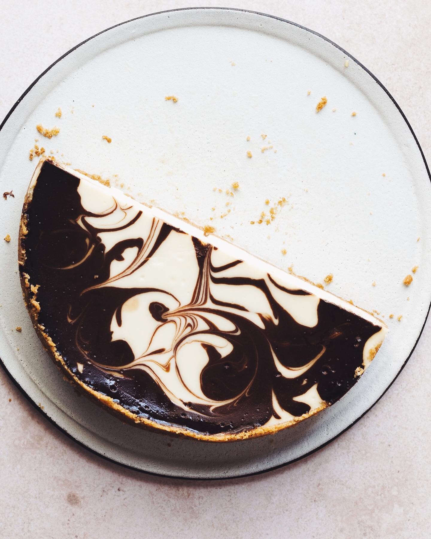 Caff&egrave; mocha marble cheesecake is up on the blog and just in time for Shavuot. It&rsquo;s a Jewish holiday where traditionally dairy foods are eaten, cheesecakes in particular. Even if you&rsquo;re not a coffee drinker (like I am) you&rsquo;ll 