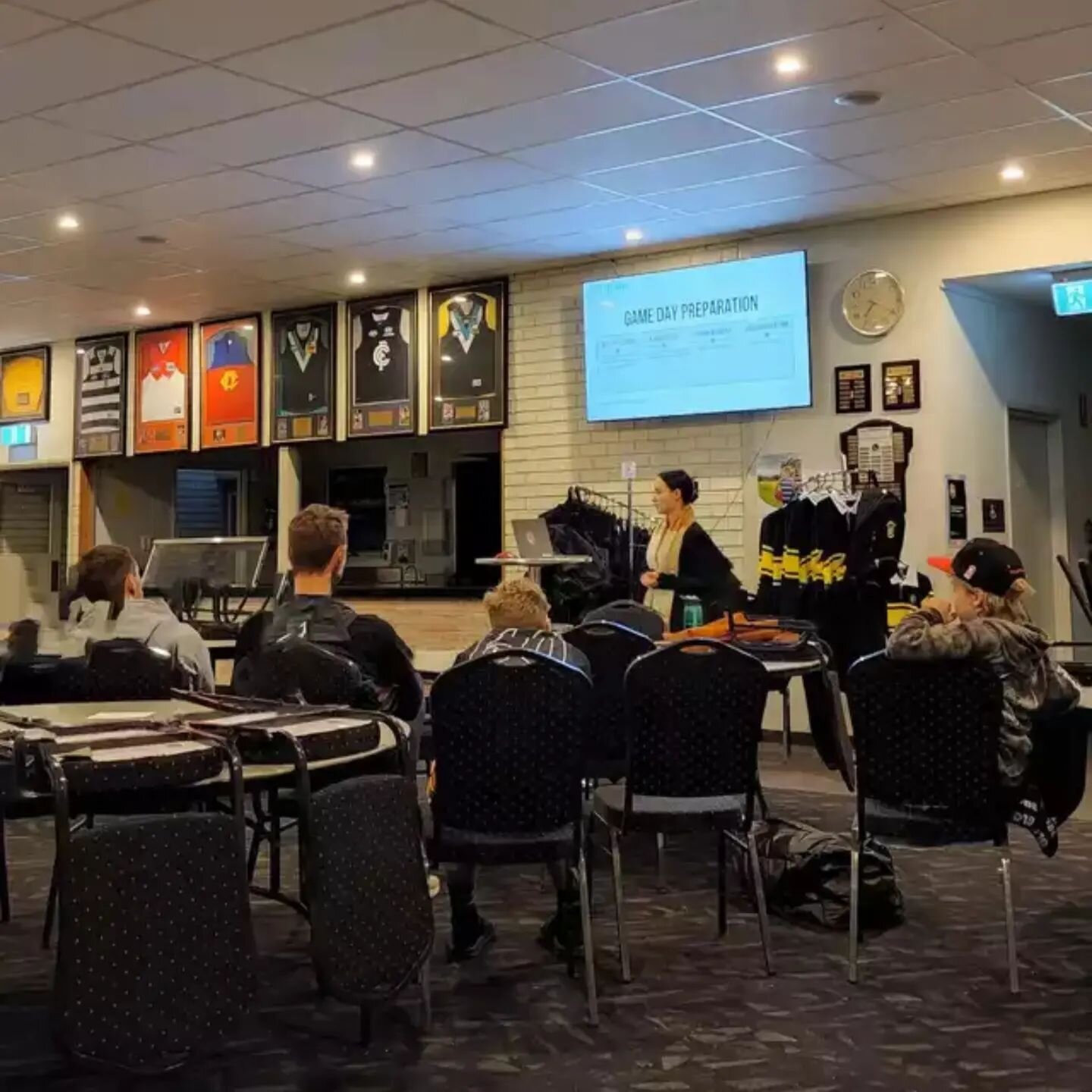 Last Tuesday I held a nutrition seminar for the athletes of the Torquay Footy Club with their lead up to finals 🏆

We discussed:
✅ Negative effects of underfuelling in athletes 
✅ The importance of fuelling adequately 
✅ Nutrition leading up to game