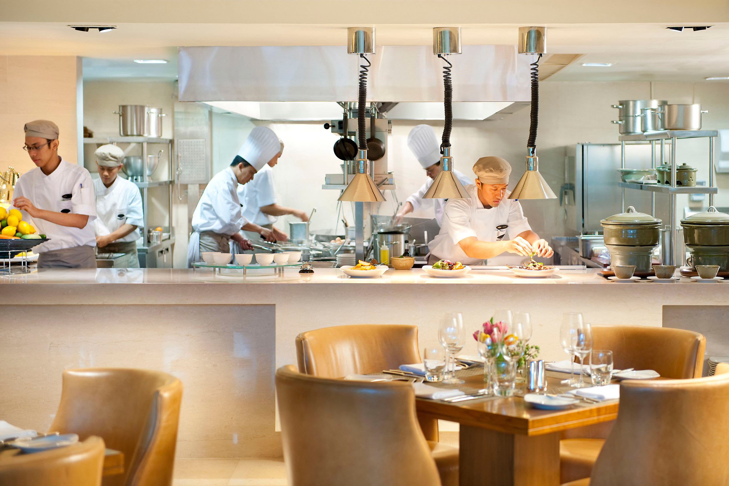 Embracing-the-open-kitchen-restaurant..jpg