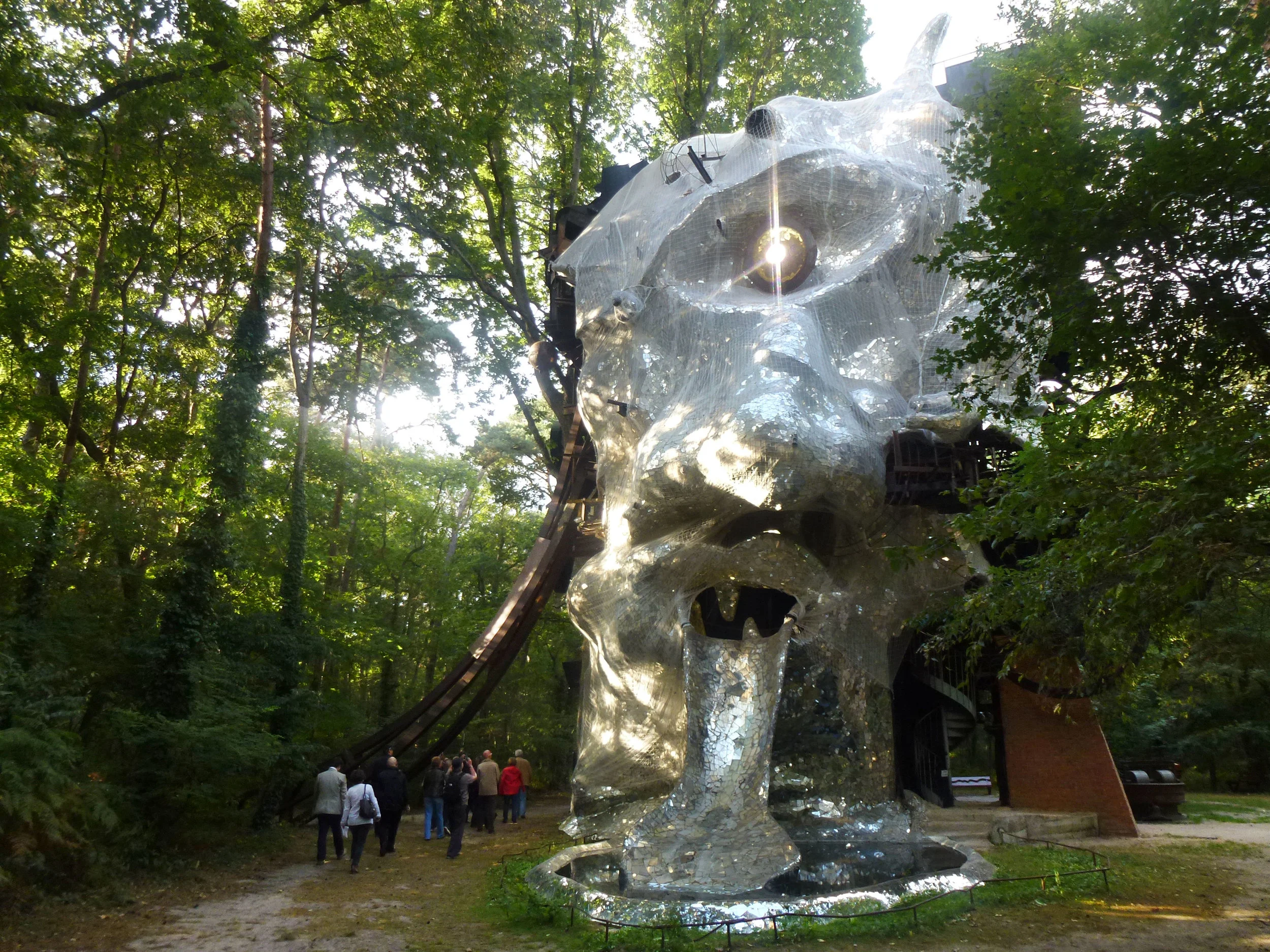 Le Cyclop, de la Bande à Tinguely, se dresse dans la forêt de Fontainebleau