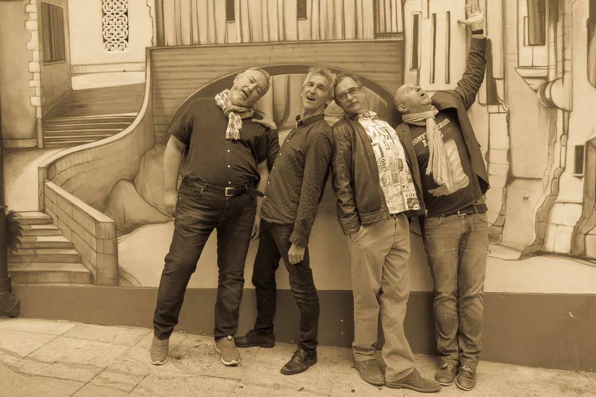 Les Dicodeurs Didier Gendraud, Bruno Coppens, Daniel Rausis et Frédéric Gérard devant la fresque faisant face à la Brasserie Le Cardinal