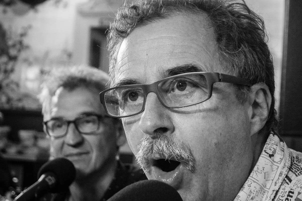 Daniel Rausis en train de faire le portrait de l'invitée