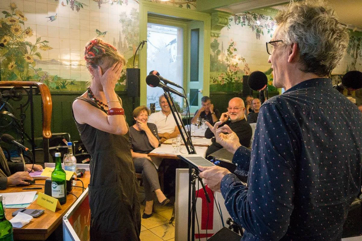 Julie Rieder et Bruno Coppens qui demande à l'invitée (géologue et masseuse) si elle masse les pierres...