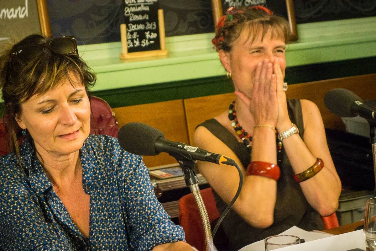 Laurence Bisang et Julie Rieder écoutant "Le Blues de la boîte de petits pois" de Frédéric Gérard