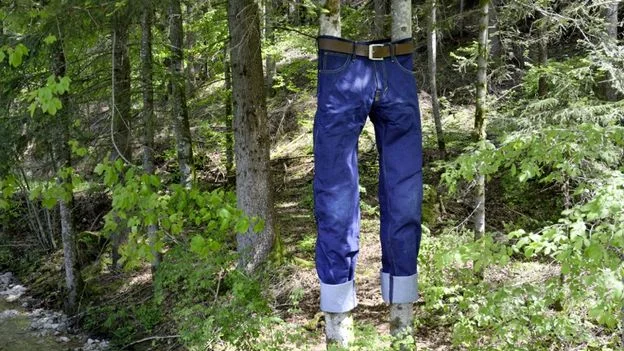 Une paire de jeans géante