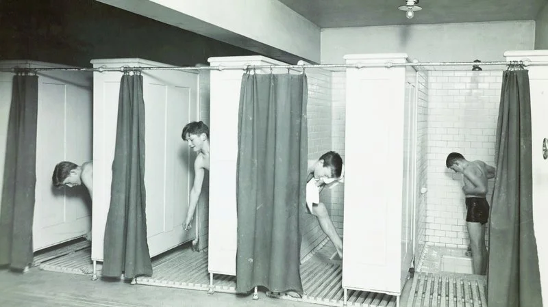Garçons sous la douche au milieu du 20ème siècle, tirage au gélatino-bromure d'argent