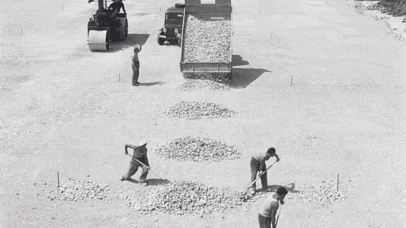 Aérodrome des Eplatures à La Chaux-de-Fonds en 1956, à partir d'un négatif au gélatino-bromure d'argent