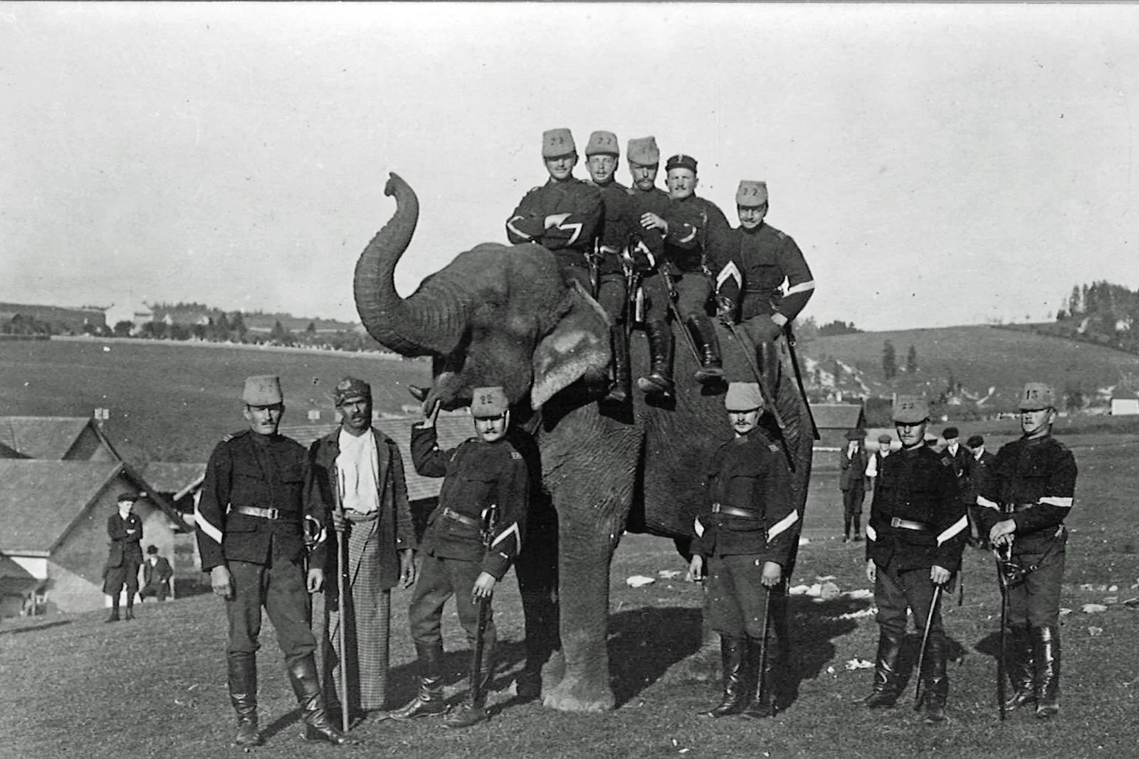 Moment de détente en compagnie d'un éléphant réquisitionné pour des soldats mobilisés à La Chaux-de-Fonds en 1914, l'une des nombreuses photos passionnantes présentées dans l'exposition