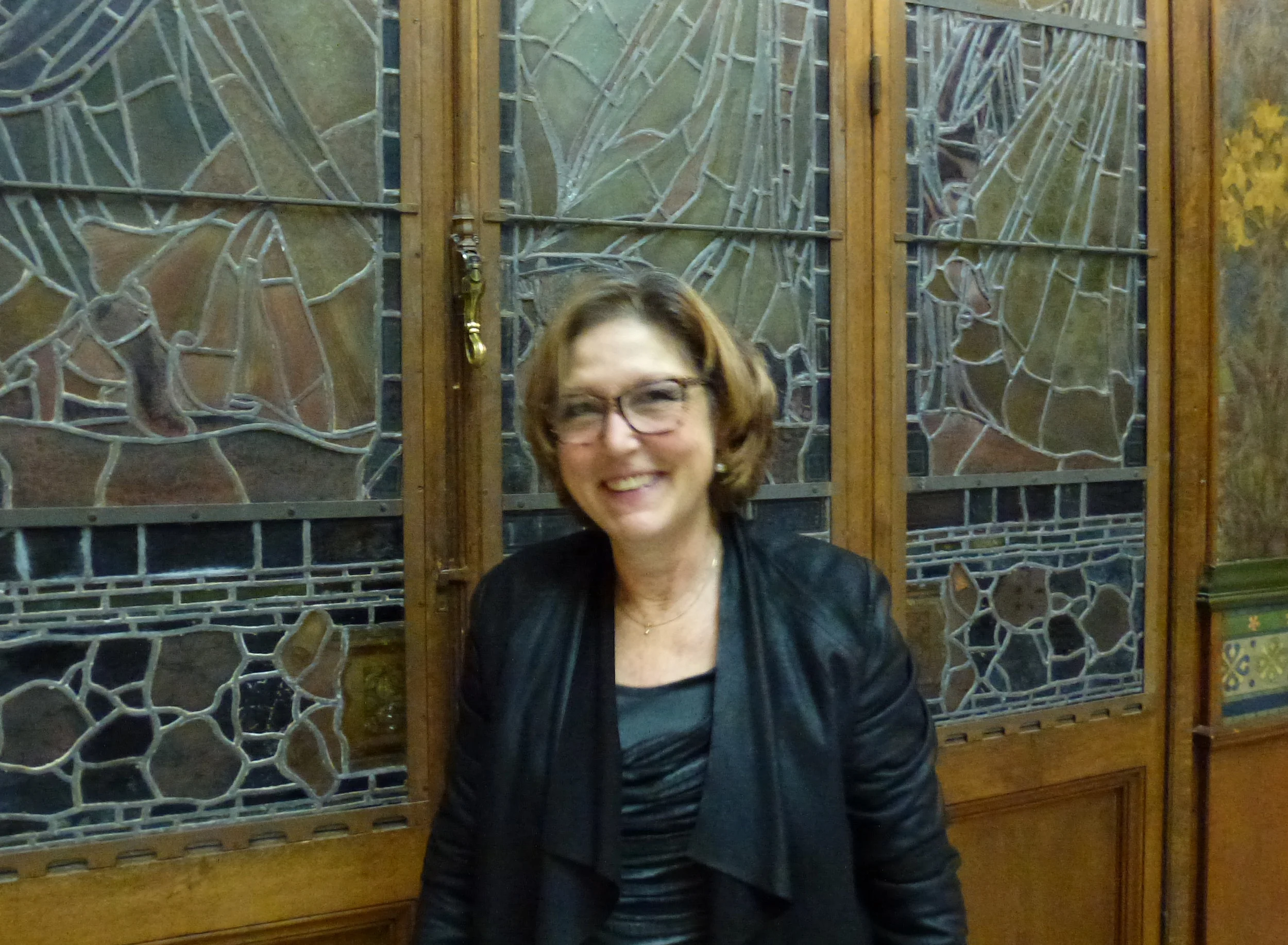 Notre membre du Conseil Martine Jacot, toute en sourires, a réalisé les décorations et a organisé le buffet commandé à la Confiserie Schmidt de Neuchâtel