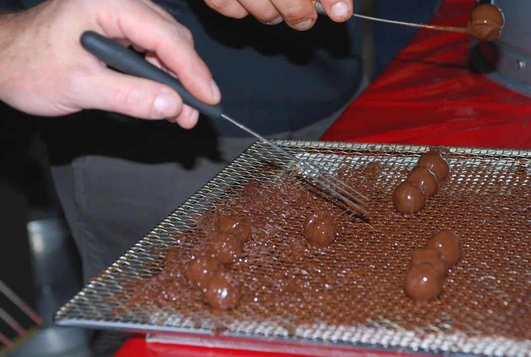 Le public avait la possibilité de s'essayer à la confection de truffes. Pas si facile !