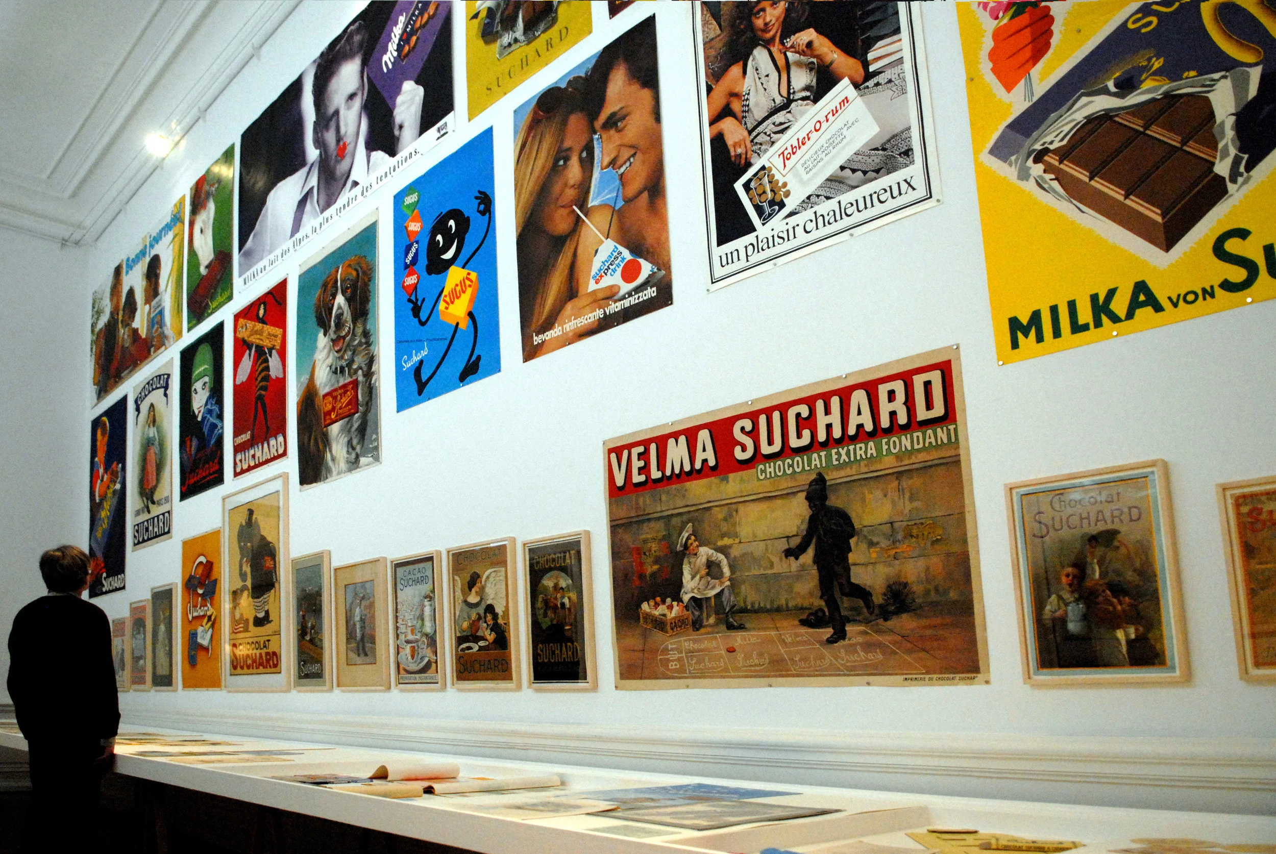 Une paroi d'affiches vantant les produits Suchard