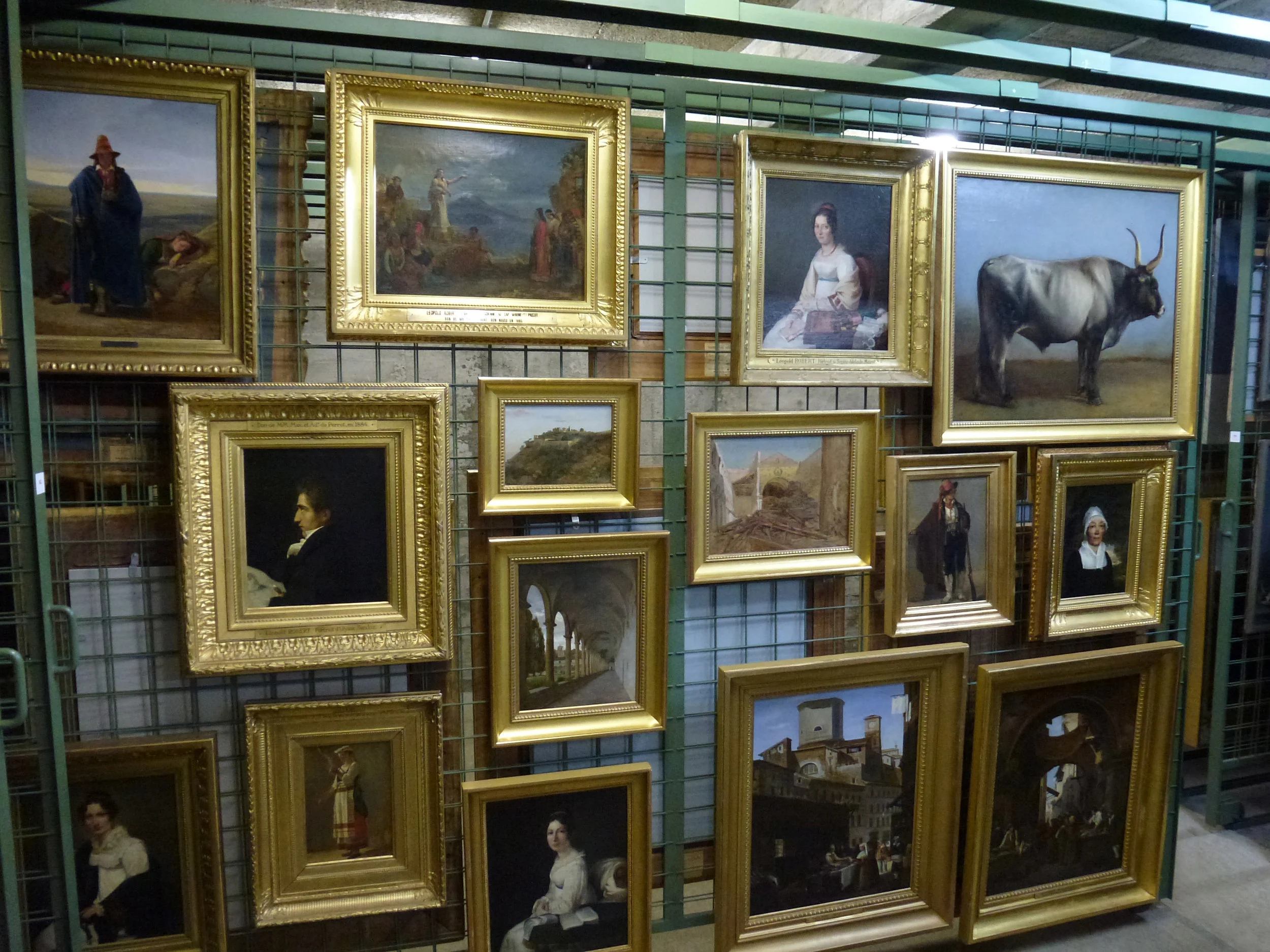 Parmi les trésors actuellement conservés dans le sous-sol du MahN se trouve cette "paroi" de tableaux de Léopold Robert