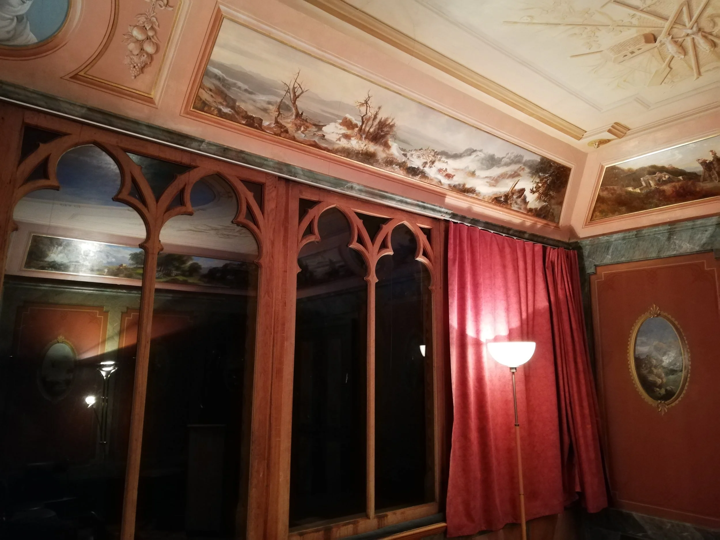 Vue des fenêtres largement ouvertes sur le lac, avec découpe néo-gothique trilobée. Immédiatement, le visiteur inondé de lumière ne peut que ressentir le charme de cette galerie bernoise conçue par l’architecte Rychner
