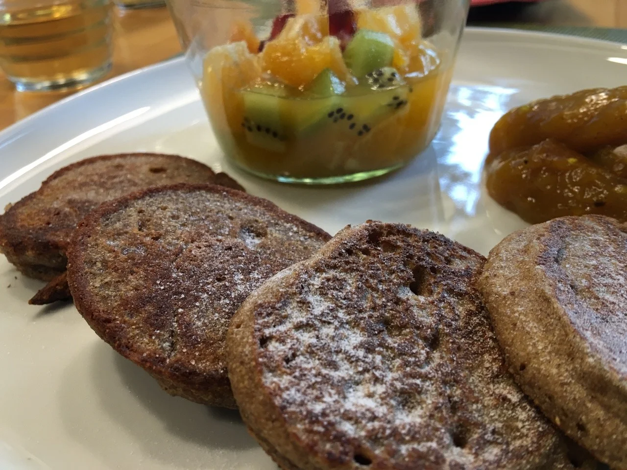 Buchweizen Pfannkuchen mit Gewürzpudding & Fruchtsalat