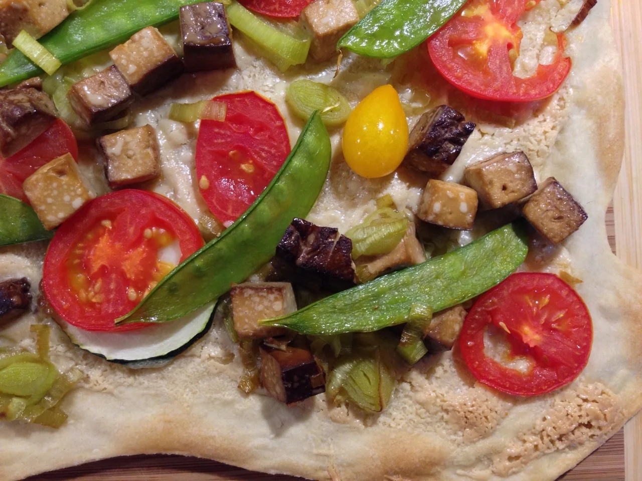 Flammkuchen mit Mandelmuscreme, Tofu & Gemüse