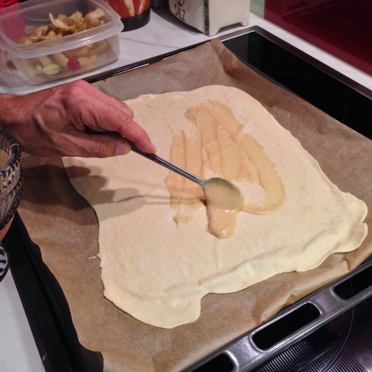 Flammkuchen mit Mandelmuscreme, Tofu & Gemüse